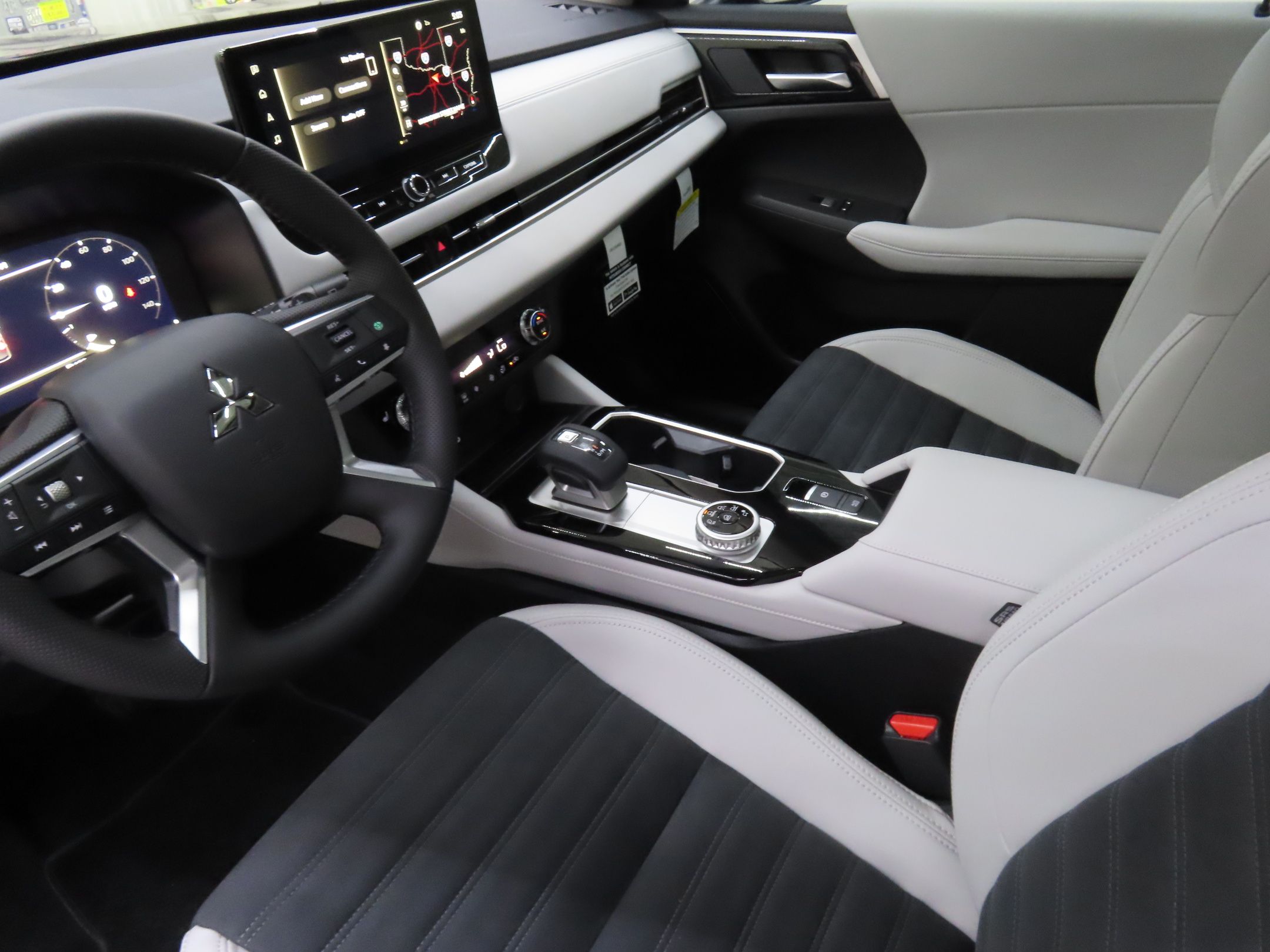 2025 Mitsubishi Outlander SE - Photo 22