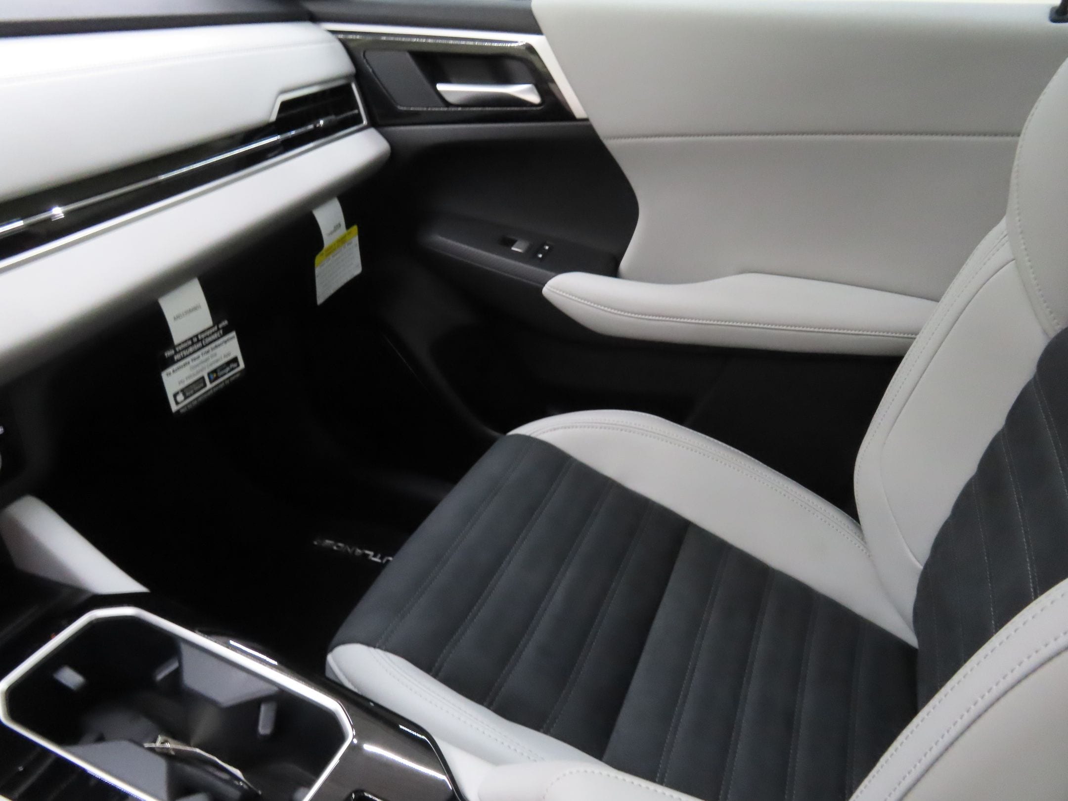 2025 Mitsubishi Outlander SE - Photo 20