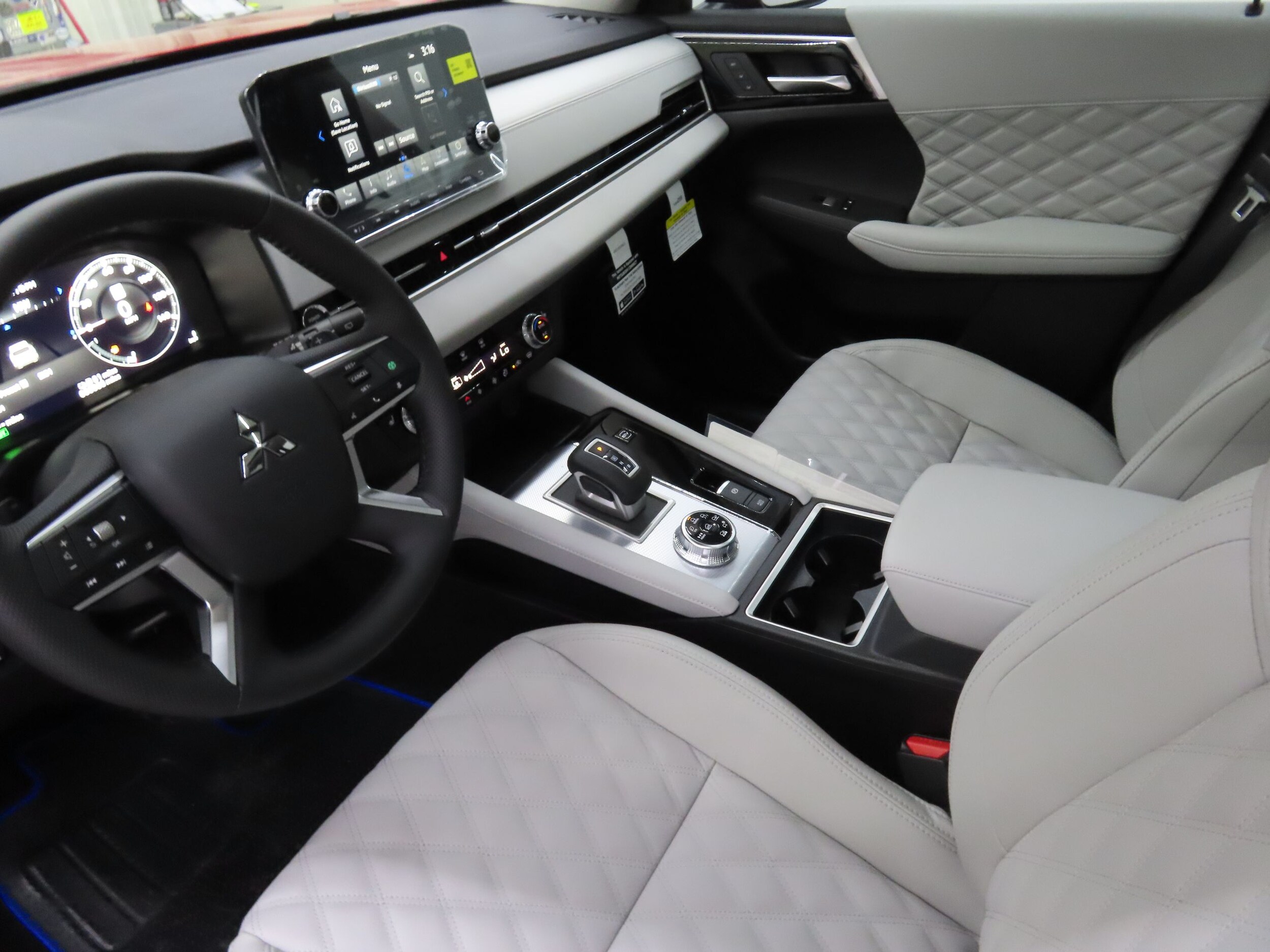 2025 Mitsubishi Outlander Plug-in Hybrid SEL - Photo 22