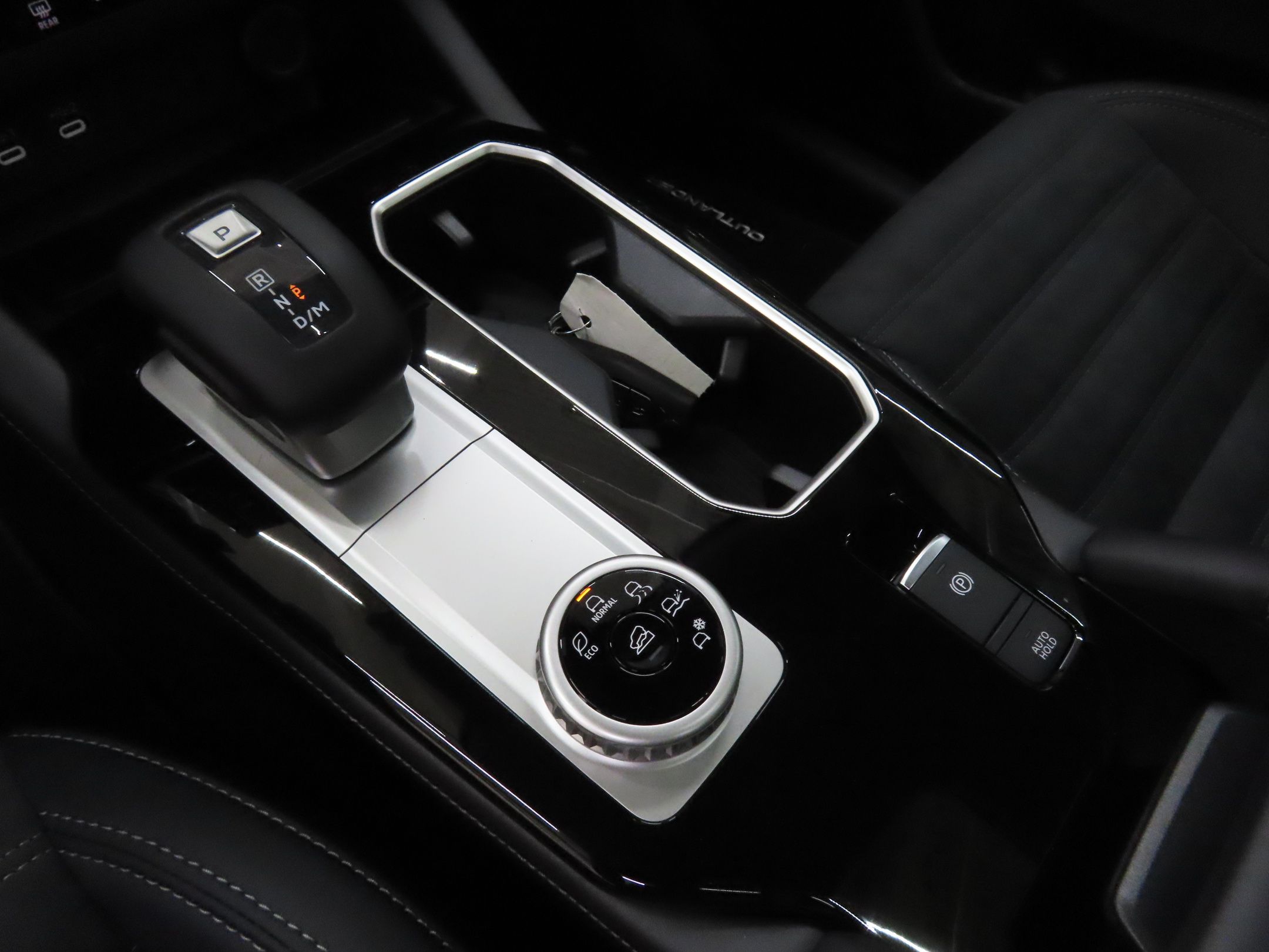 2025 Mitsubishi Outlander SE - Photo 16