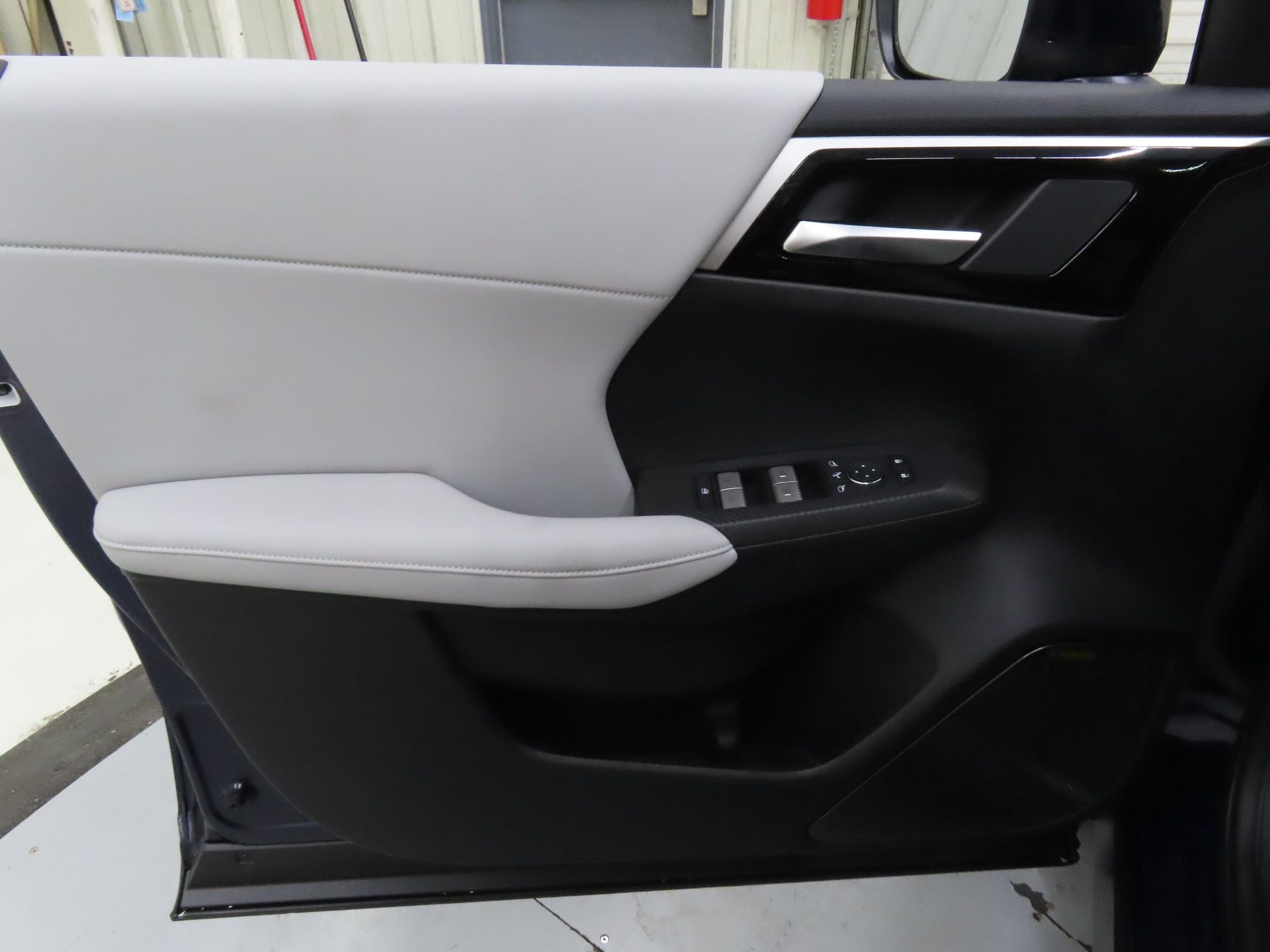 2025 Mitsubishi Outlander SE - Photo 10