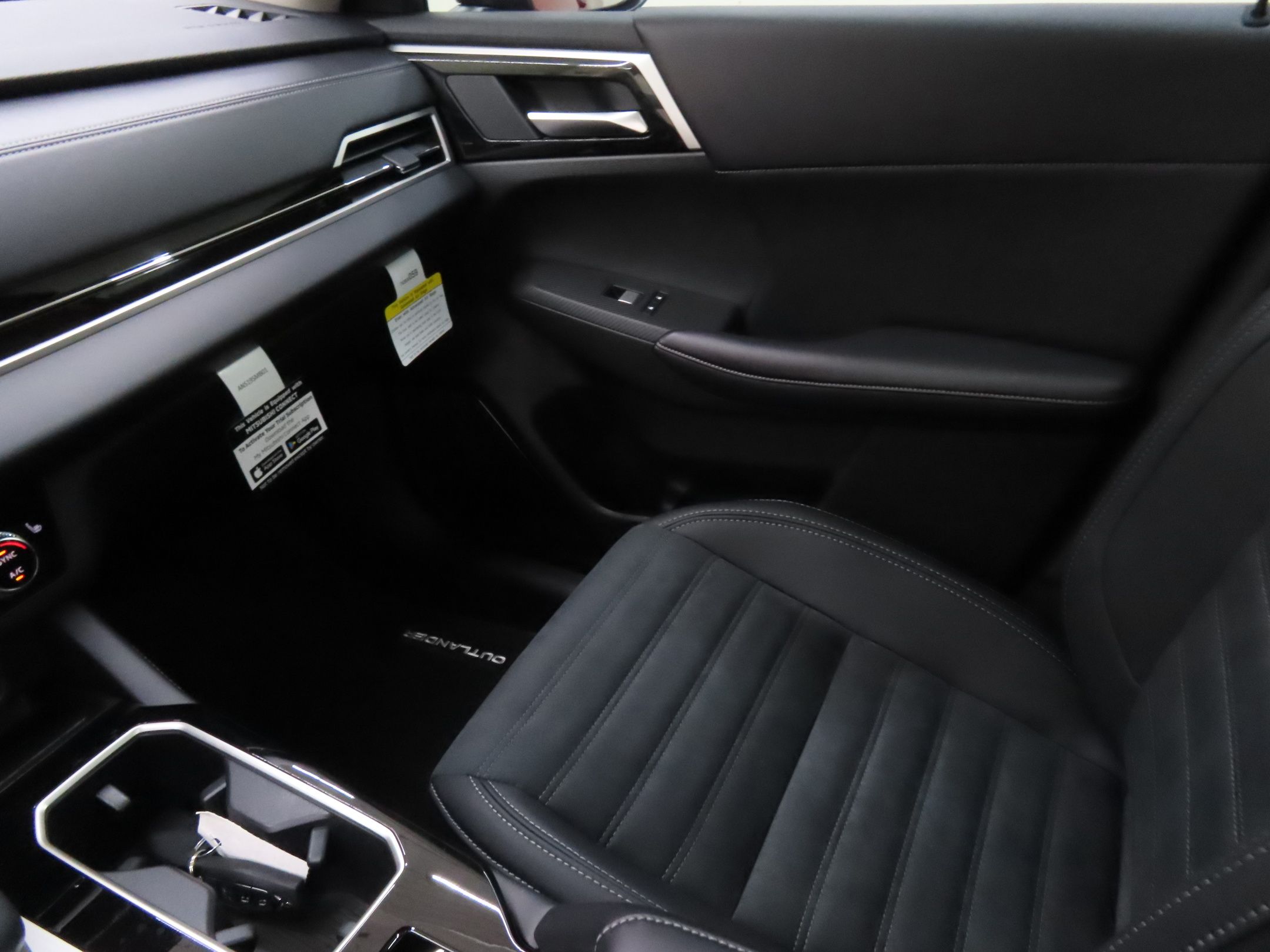 2025 Mitsubishi Outlander SE - Photo 20