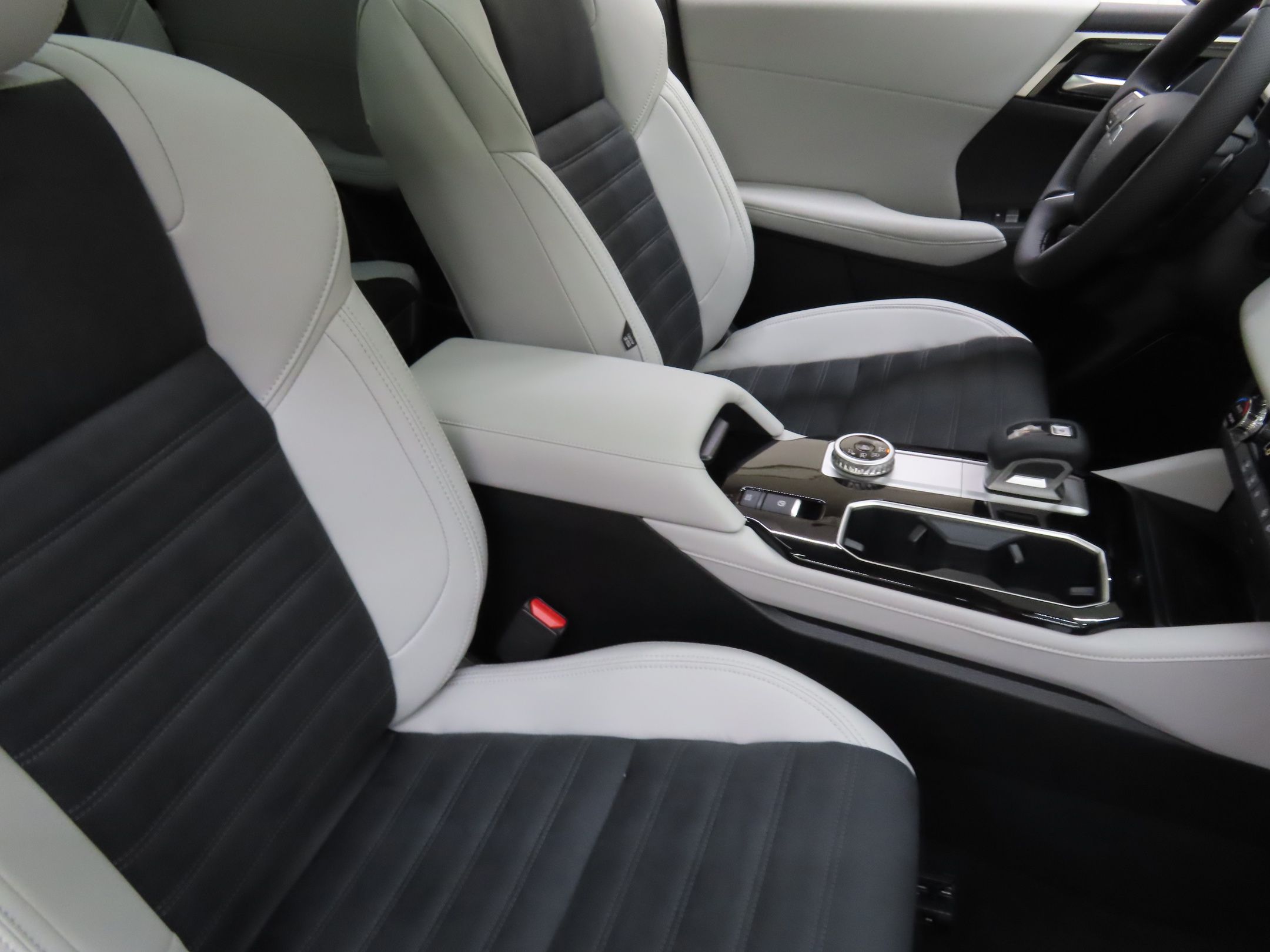 2025 Mitsubishi Outlander SE - Photo 27