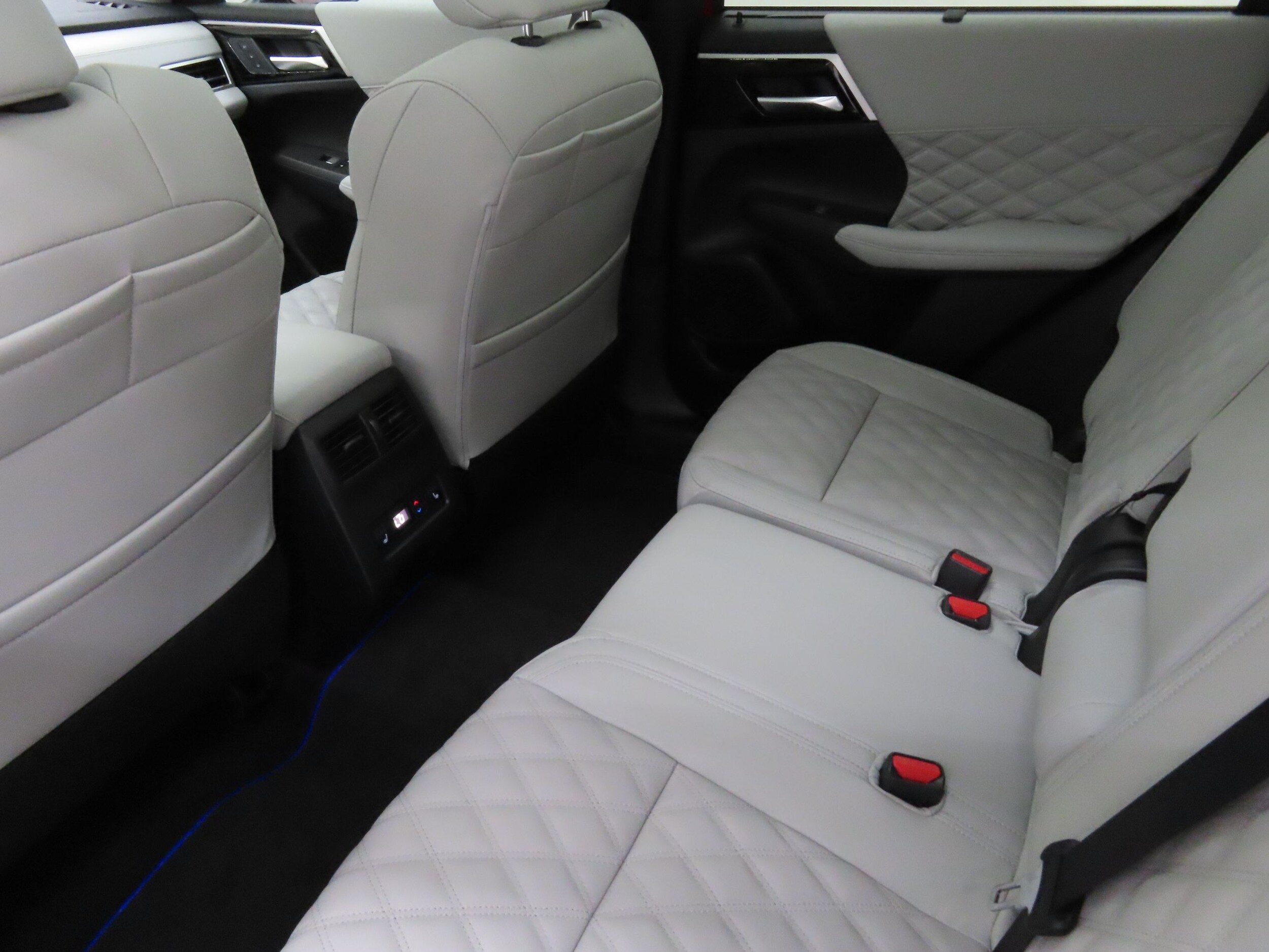 2025 Mitsubishi Outlander Plug-in Hybrid SEL - Photo 23