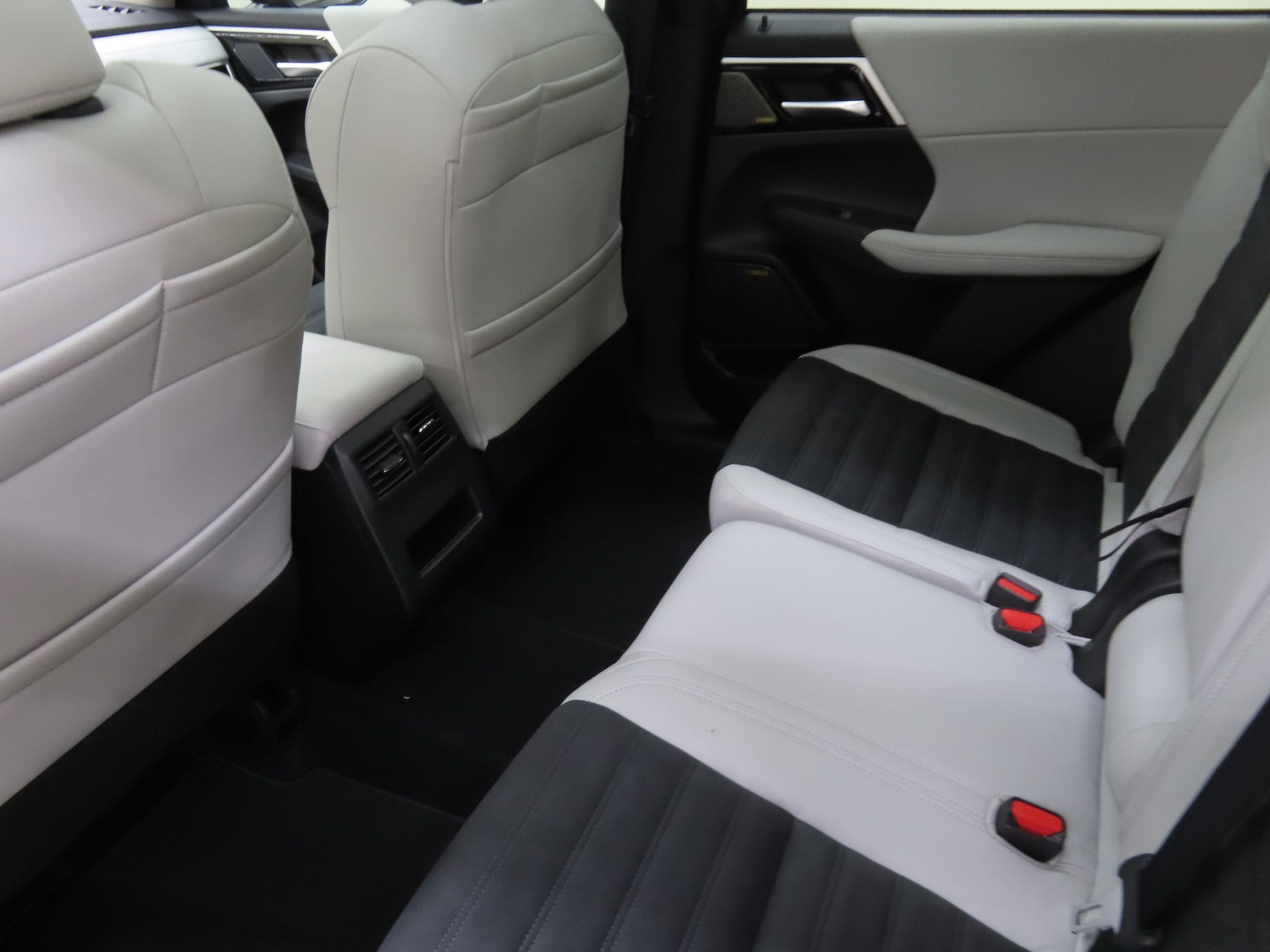 2025 Mitsubishi Outlander SE - Photo 23