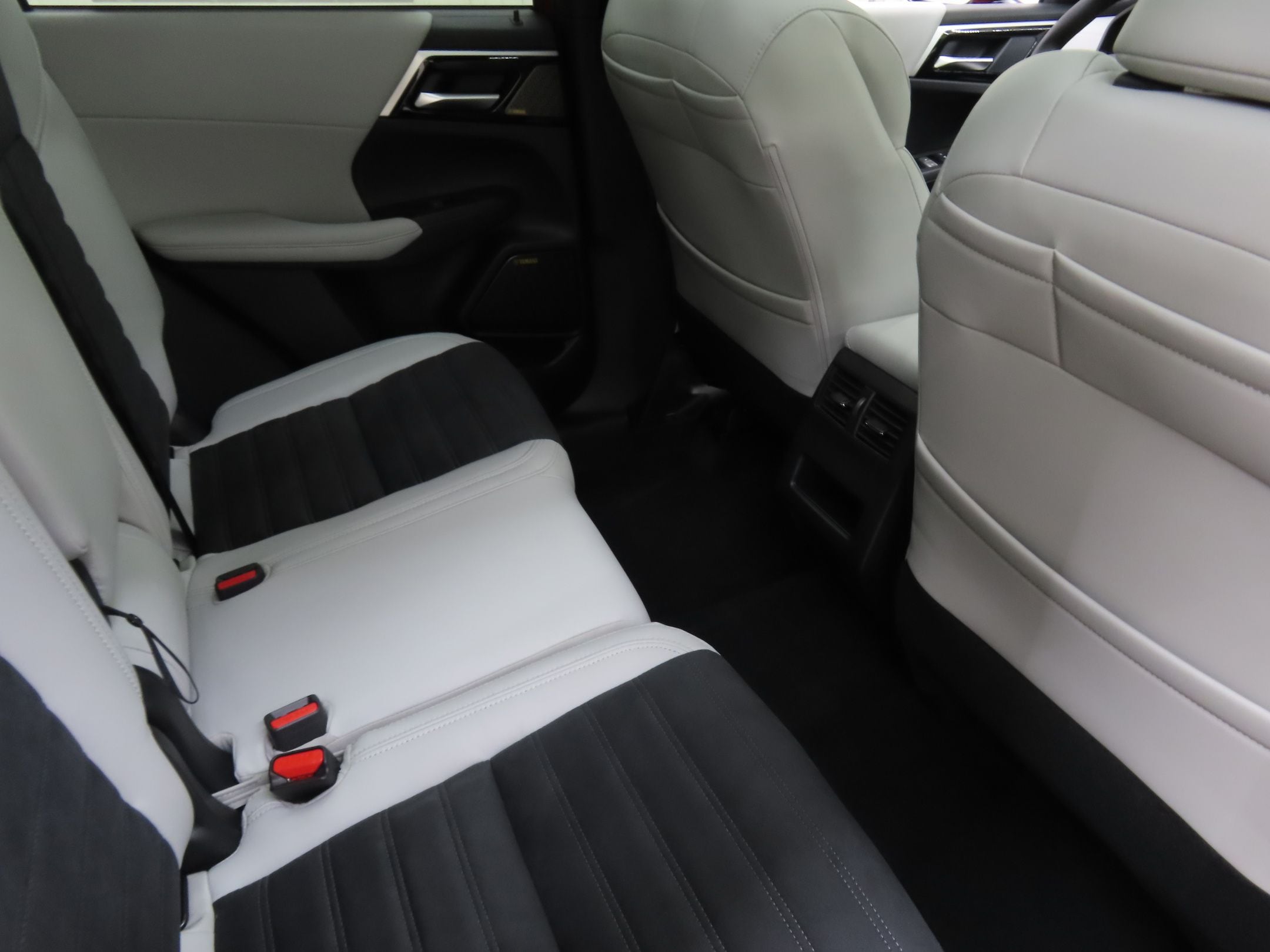 2025 Mitsubishi Outlander SE - Photo 25