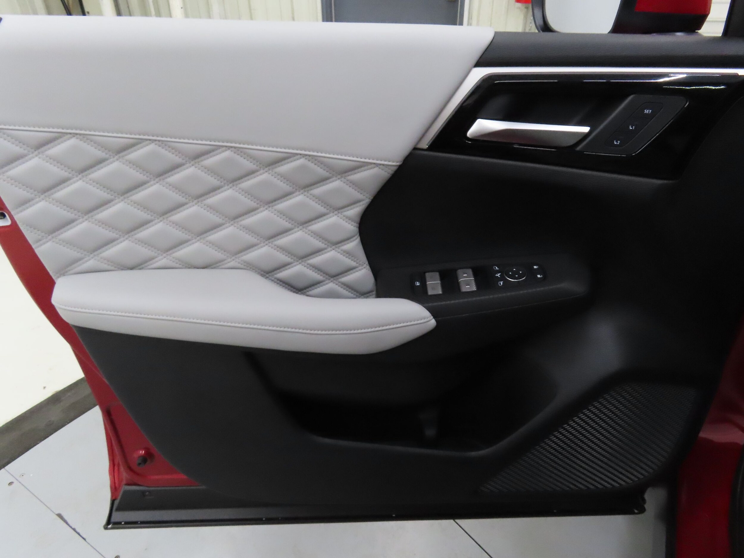 2025 Mitsubishi Outlander Plug-in Hybrid SEL - Photo 10