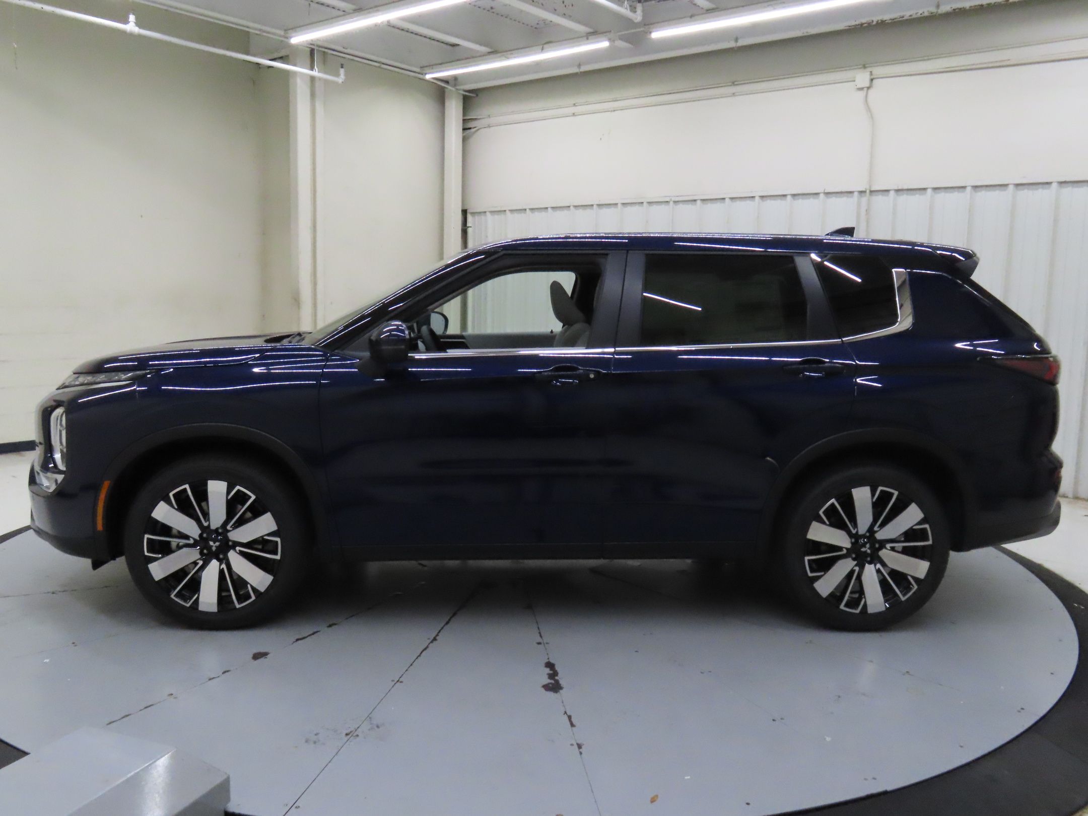 2025 Mitsubishi Outlander SE - Photo 7