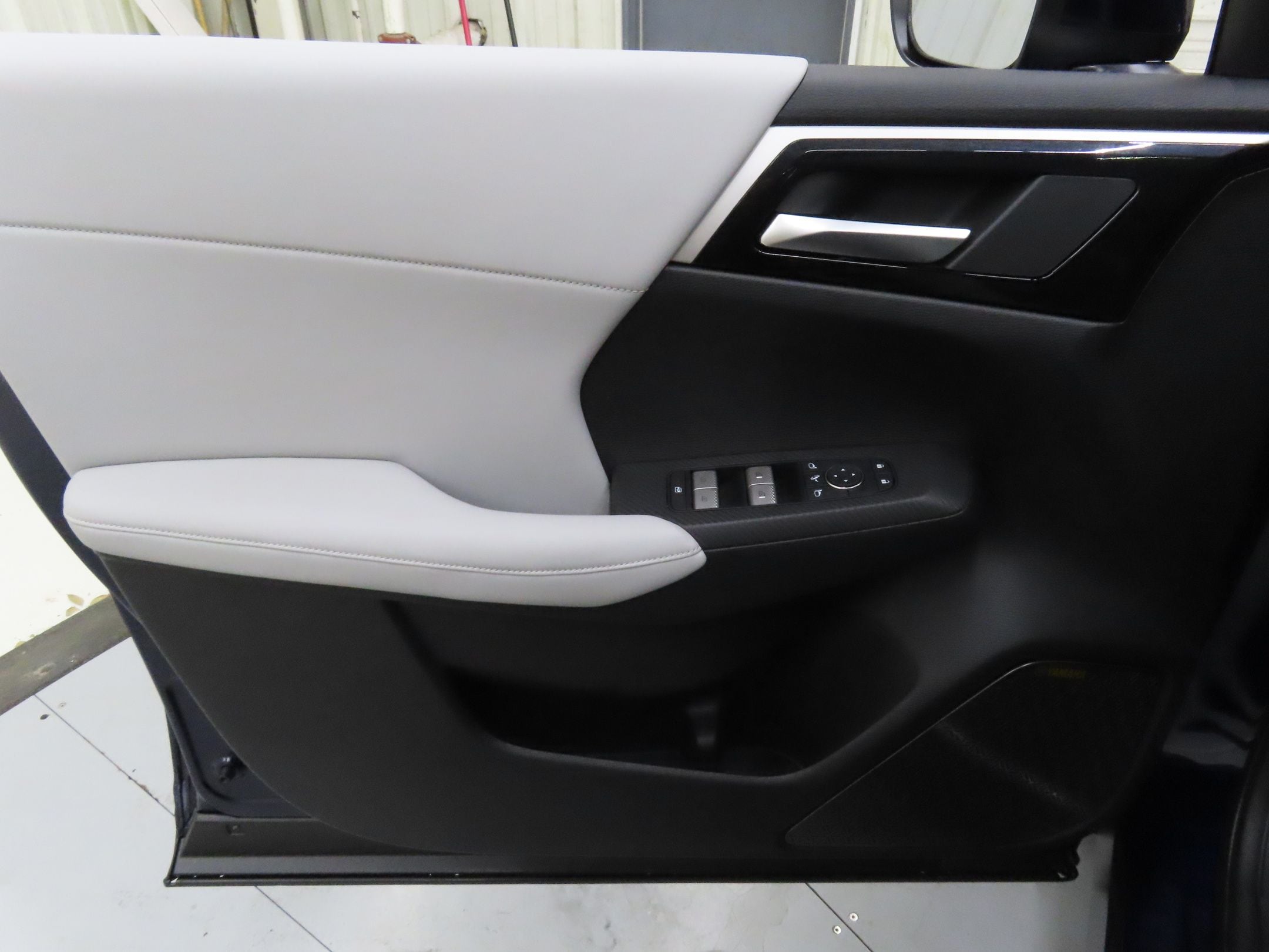 2025 Mitsubishi Outlander SE - Photo 10