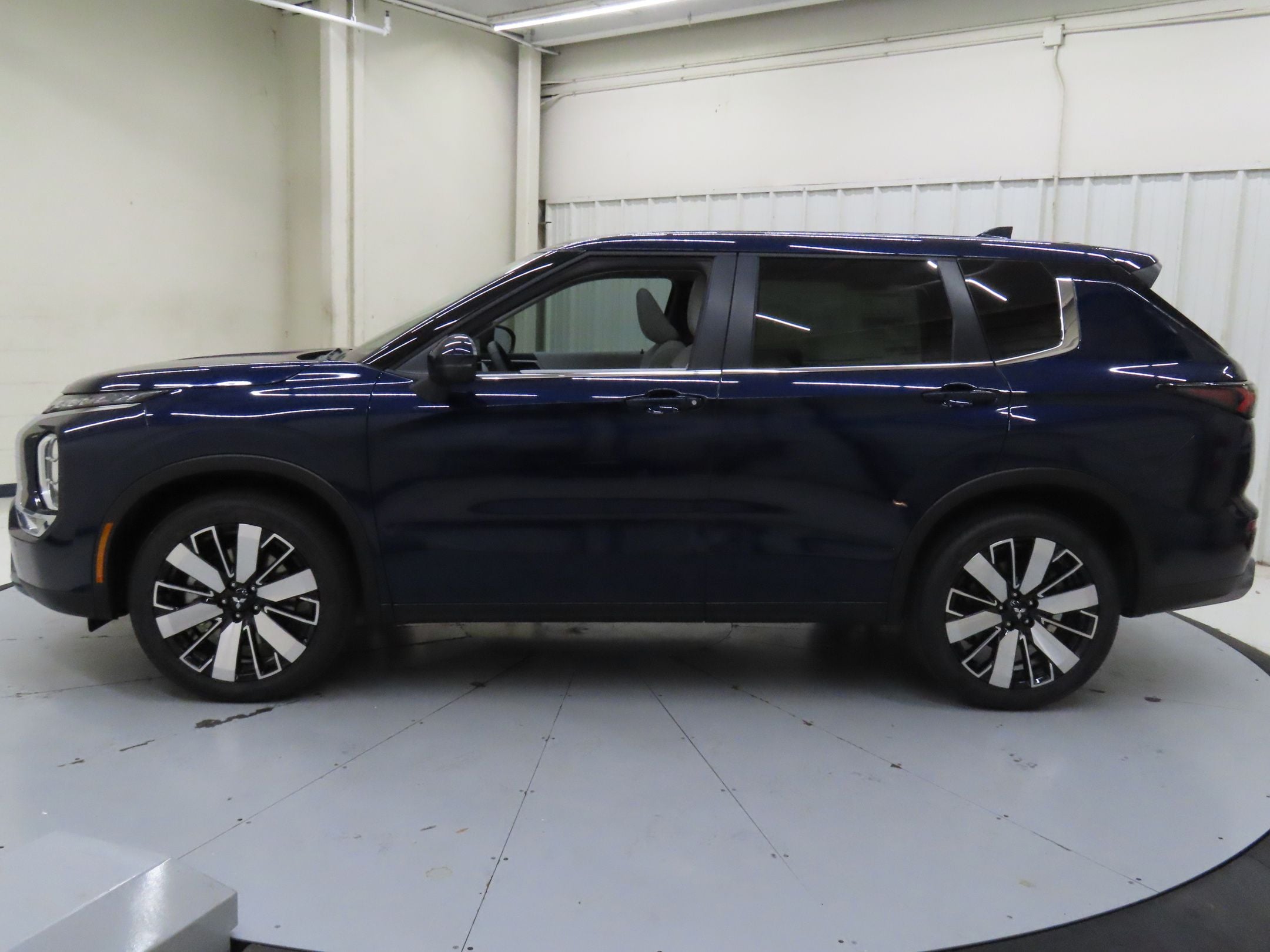 2025 Mitsubishi Outlander SE - Photo 7