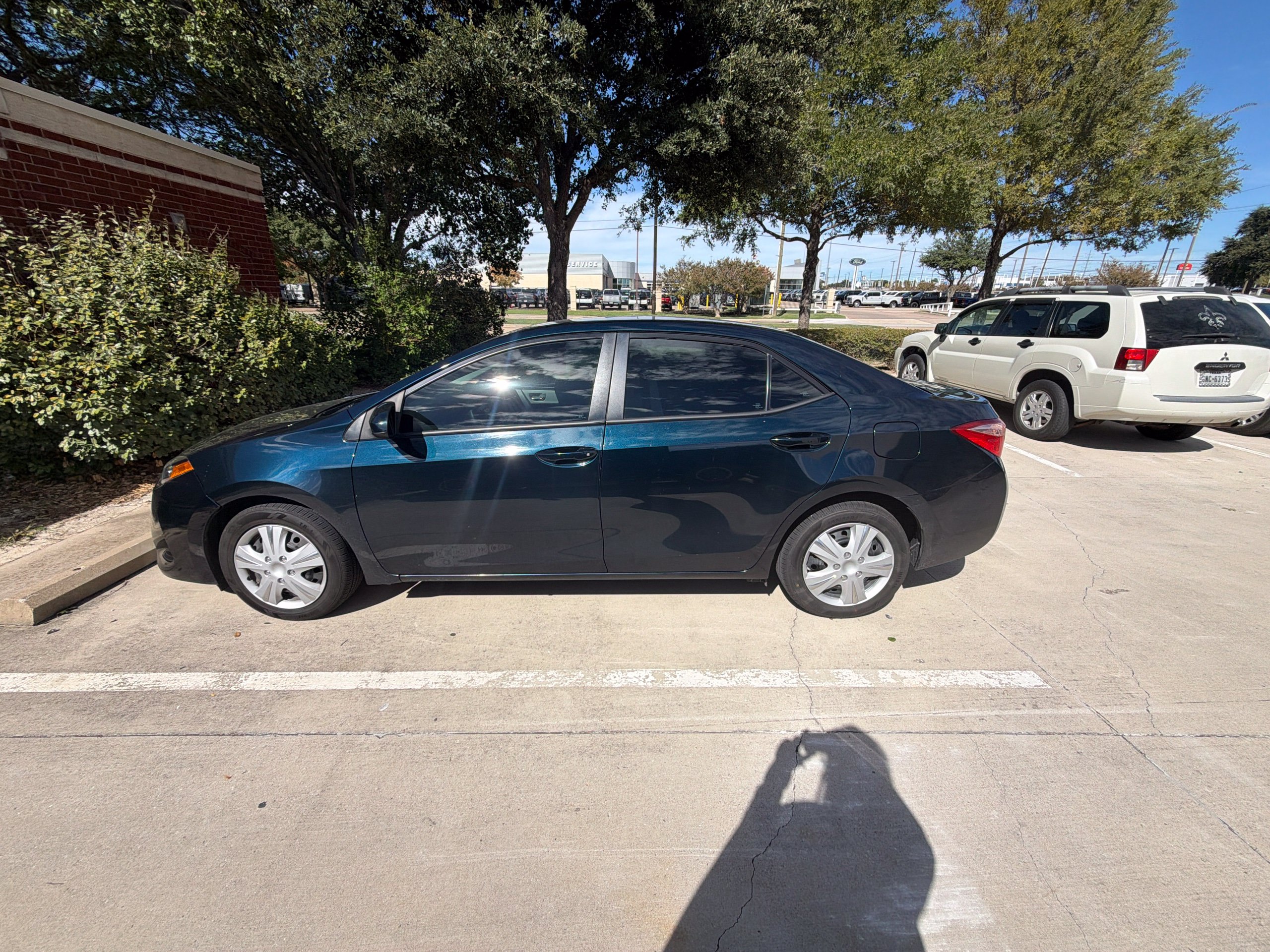 Used 2019 Toyota Corolla LE with VIN 5YFBURHE2KP885263 for sale in McKinney, TX