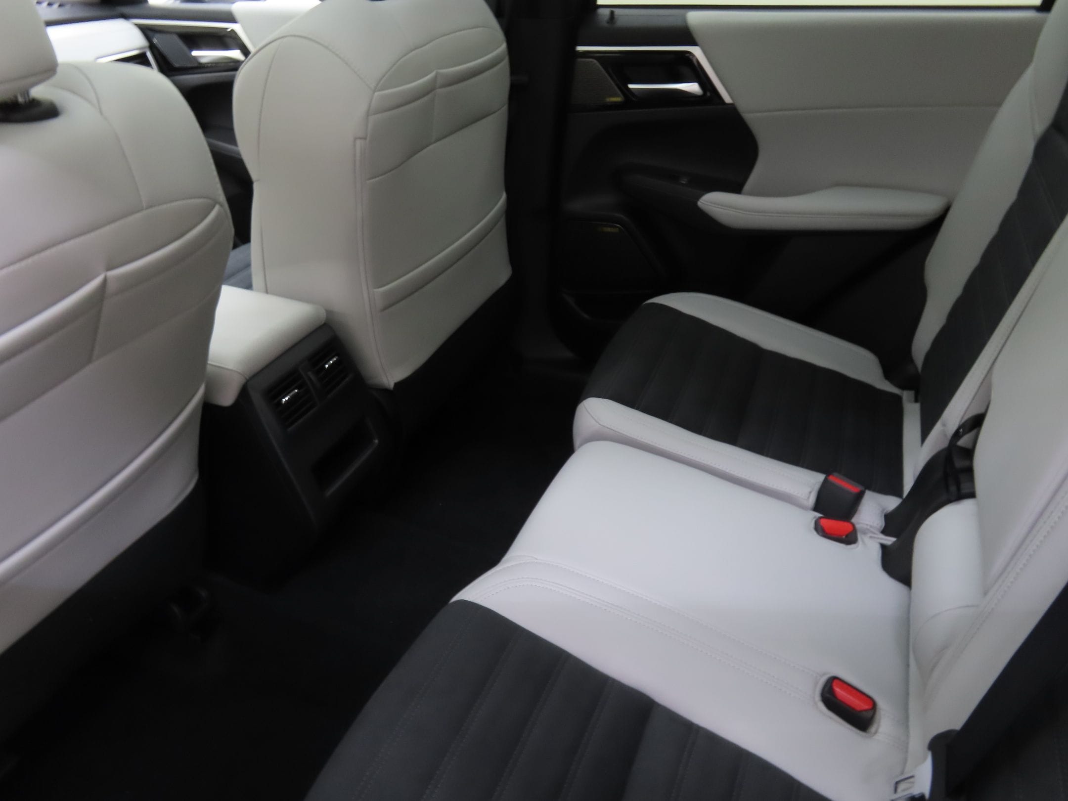 2025 Mitsubishi Outlander SE - Photo 23