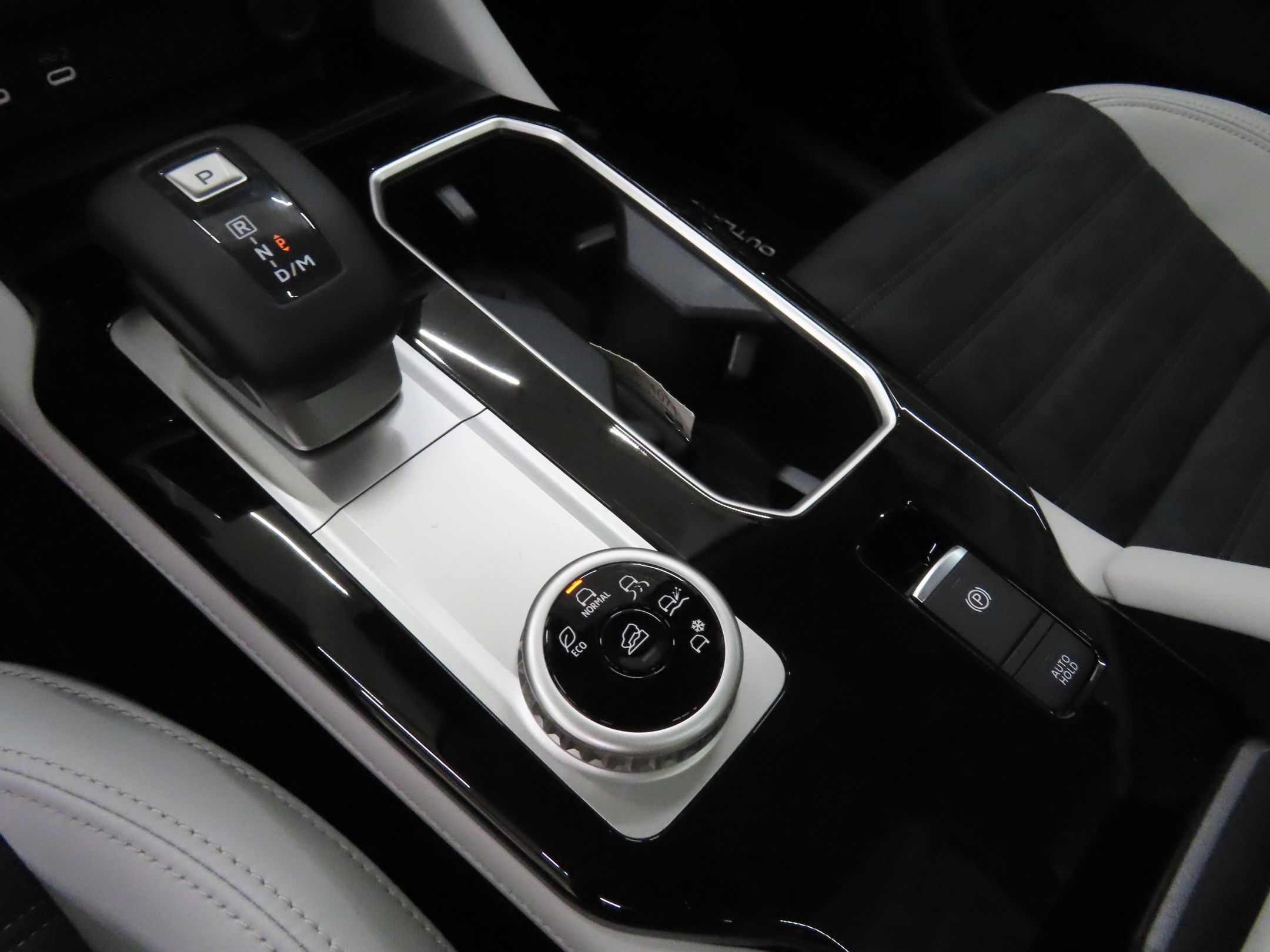 2025 Mitsubishi Outlander SE - Photo 16