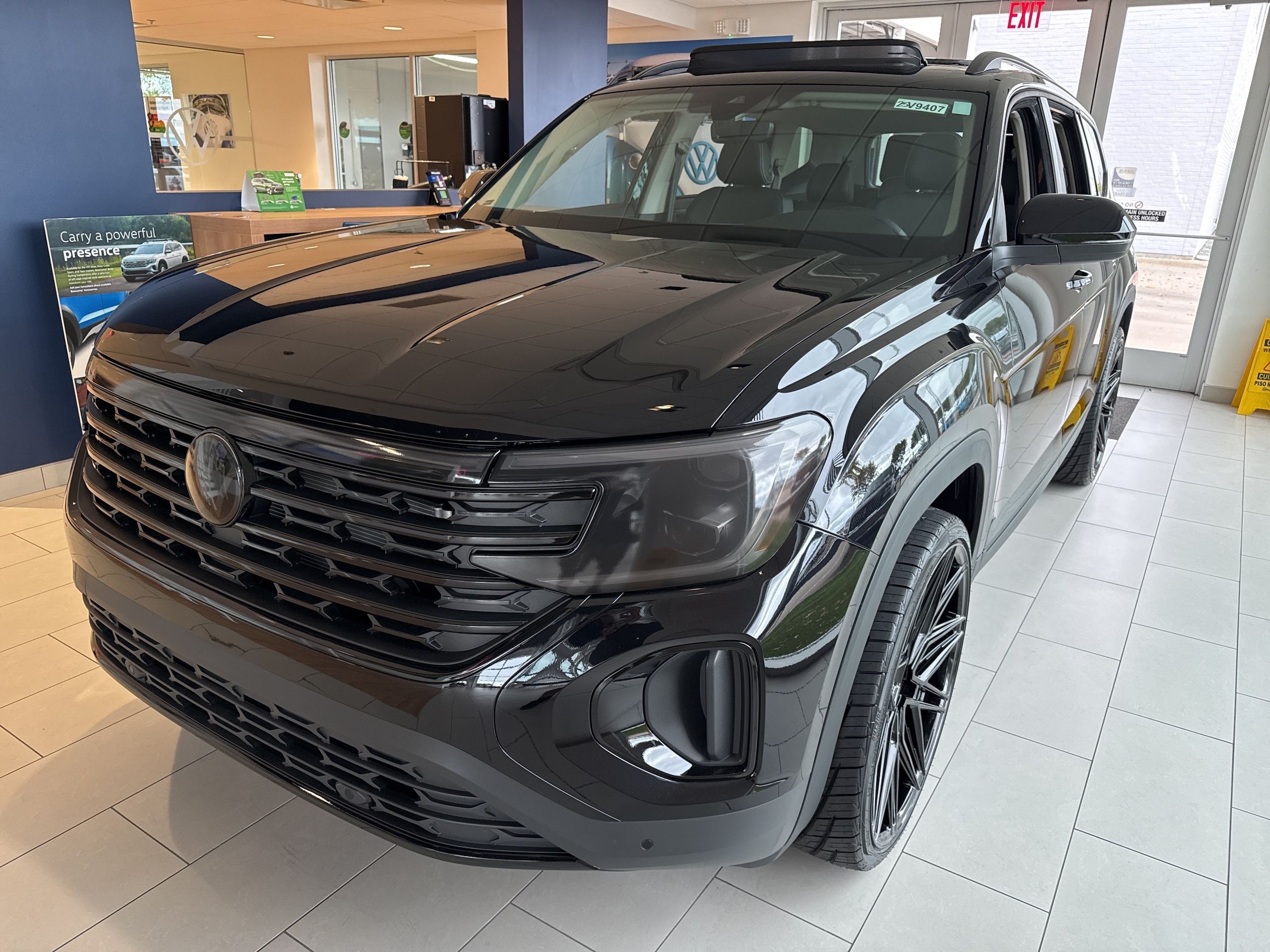 2025 Volkswagen Atlas SE w/Tech - Photo 7