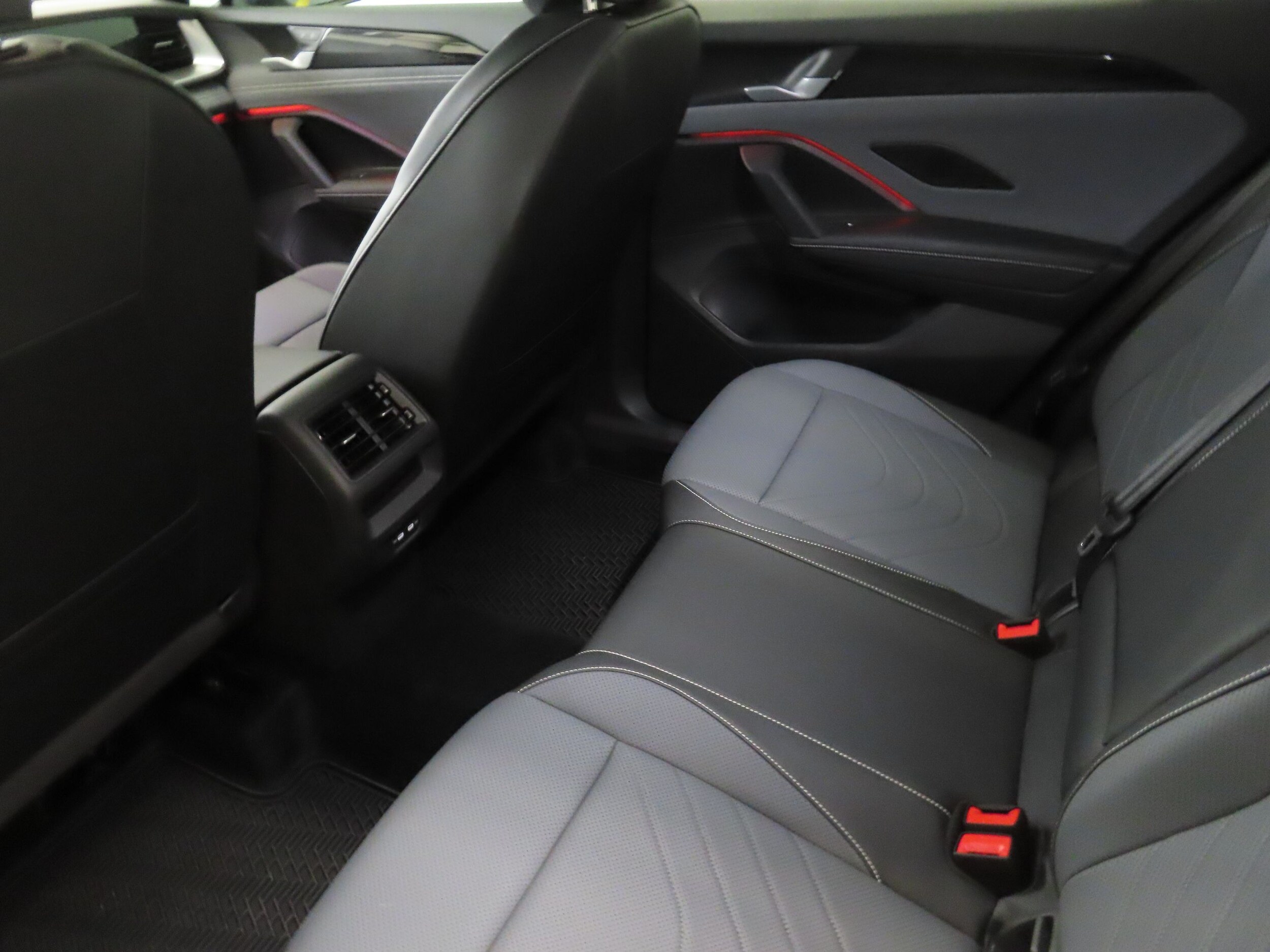2025 Volkswagen Tiguan SE - Photo 19