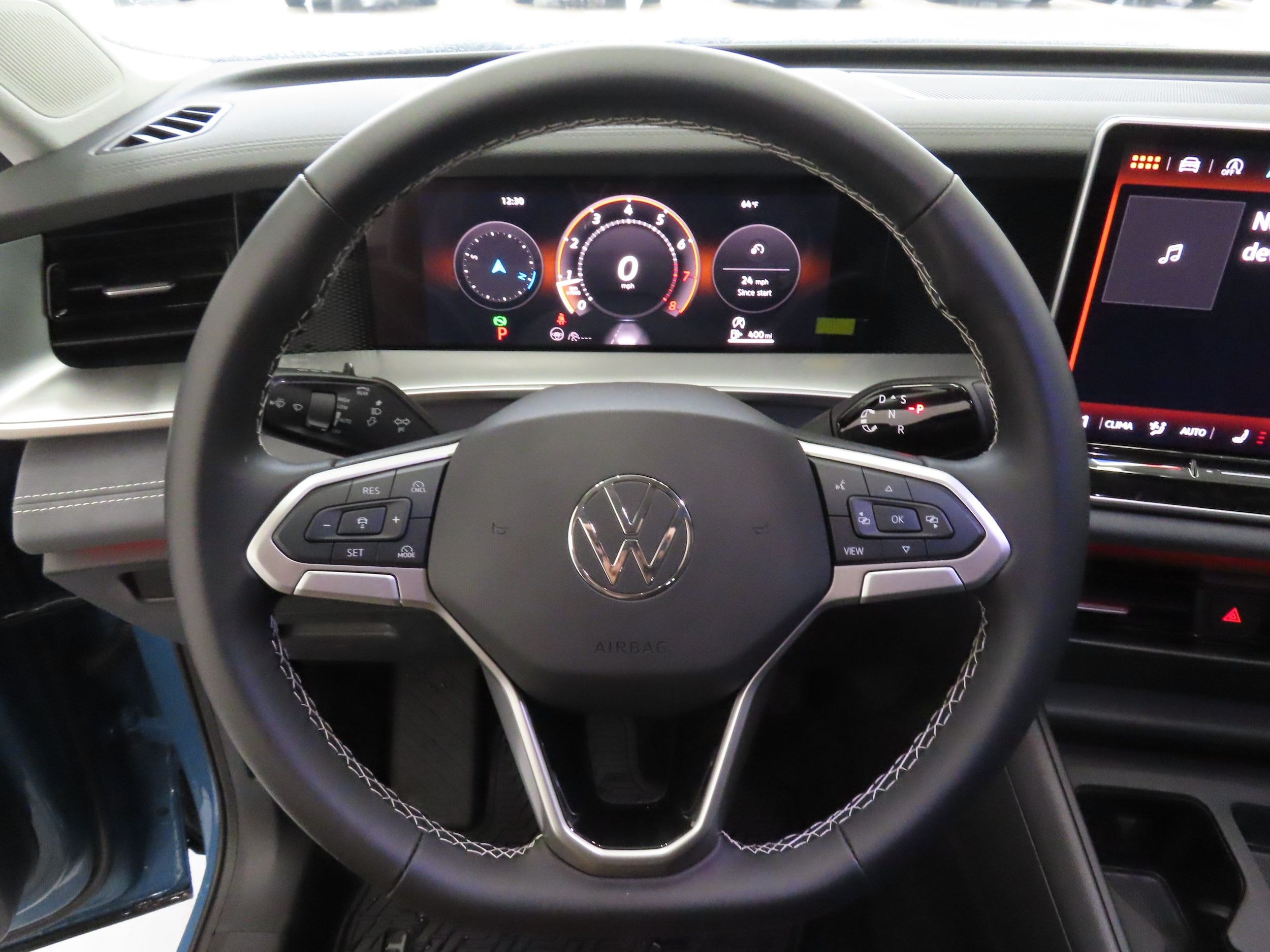 2025 Volkswagen Tiguan SE - Photo 12