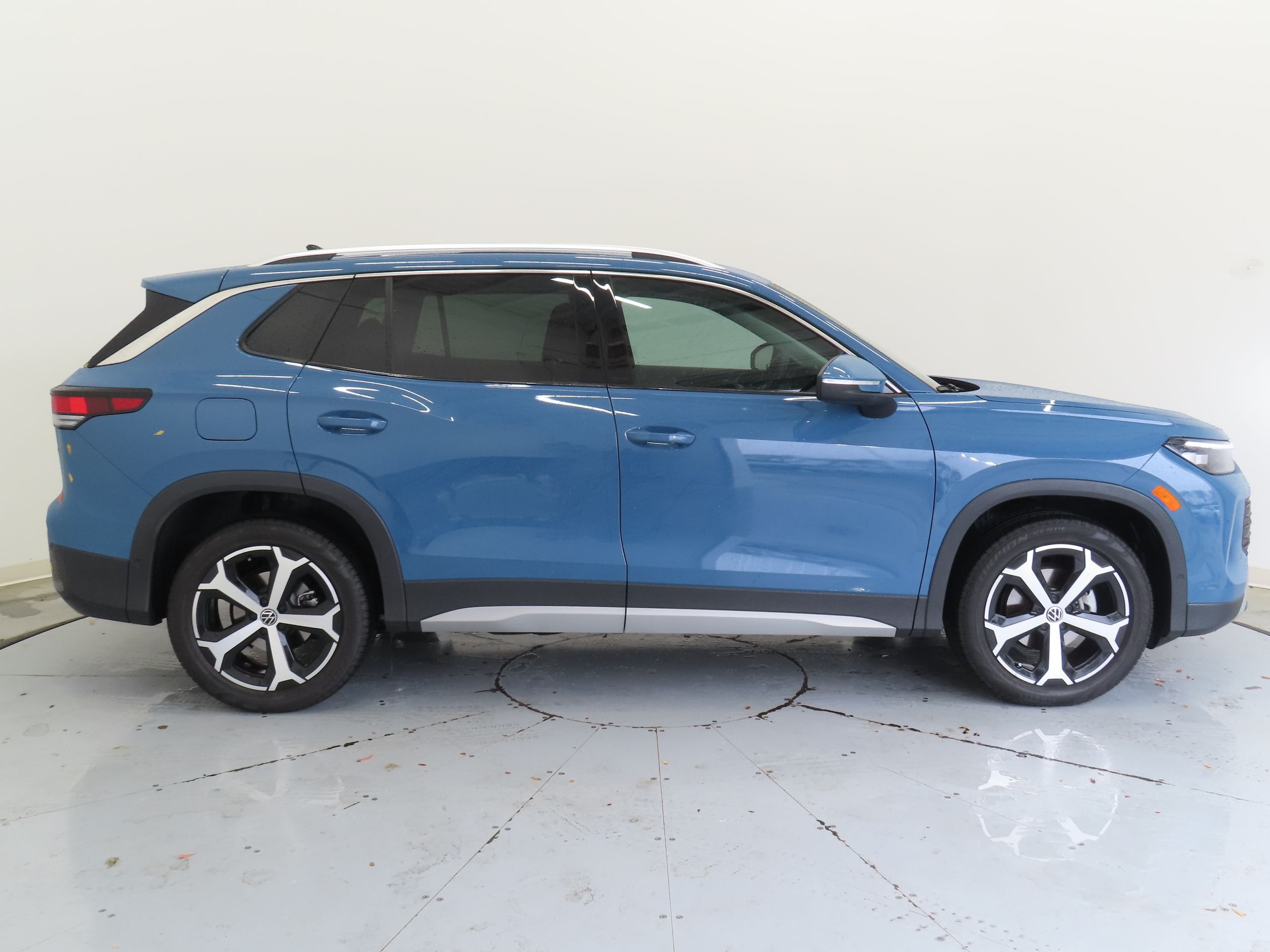 2025 Volkswagen Tiguan SE - Photo 2