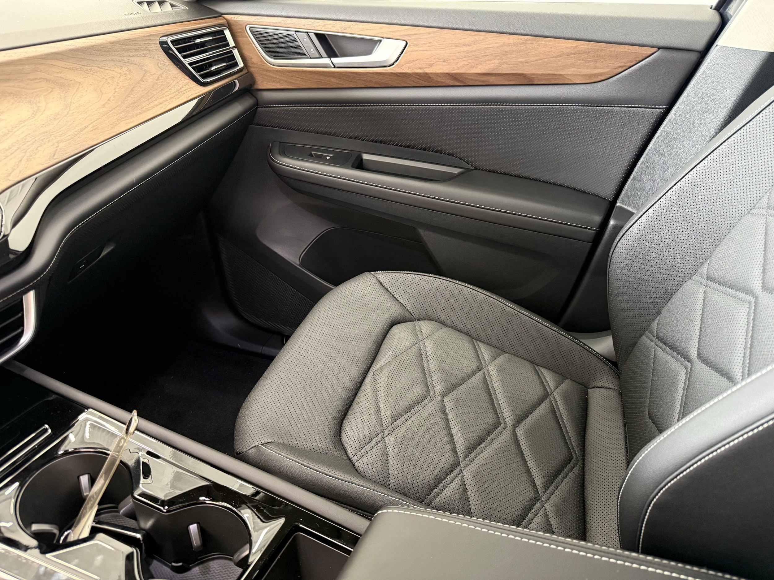 2025 Volkswagen Atlas SE w/Tech - Photo 17