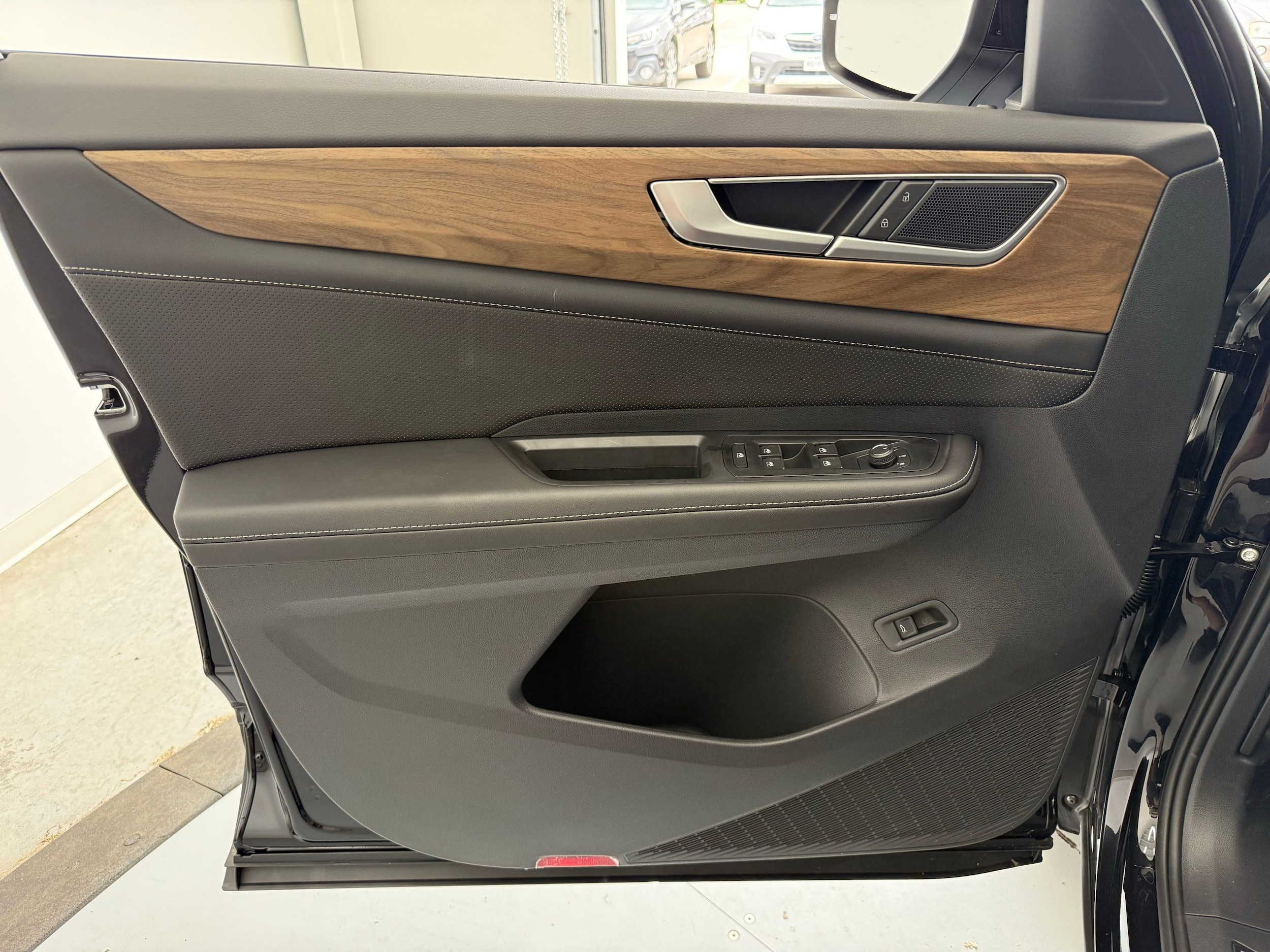 2025 Volkswagen Atlas SE w/Tech - Photo 9