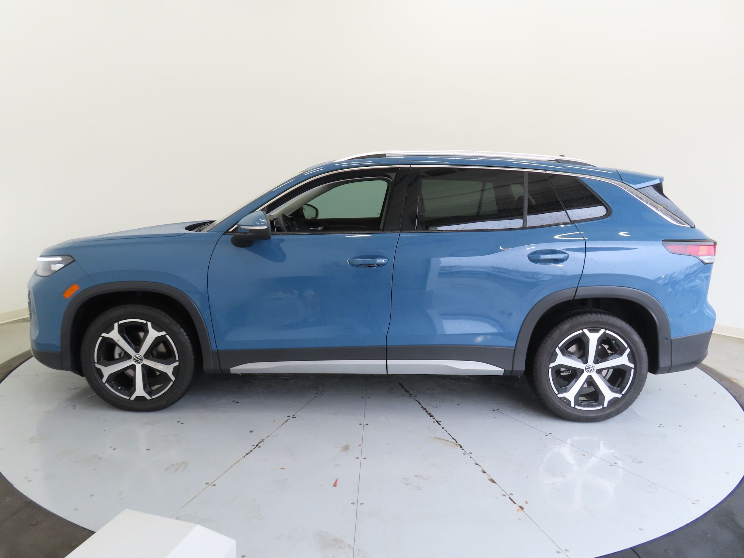 2025 Volkswagen Tiguan SE - Photo 3