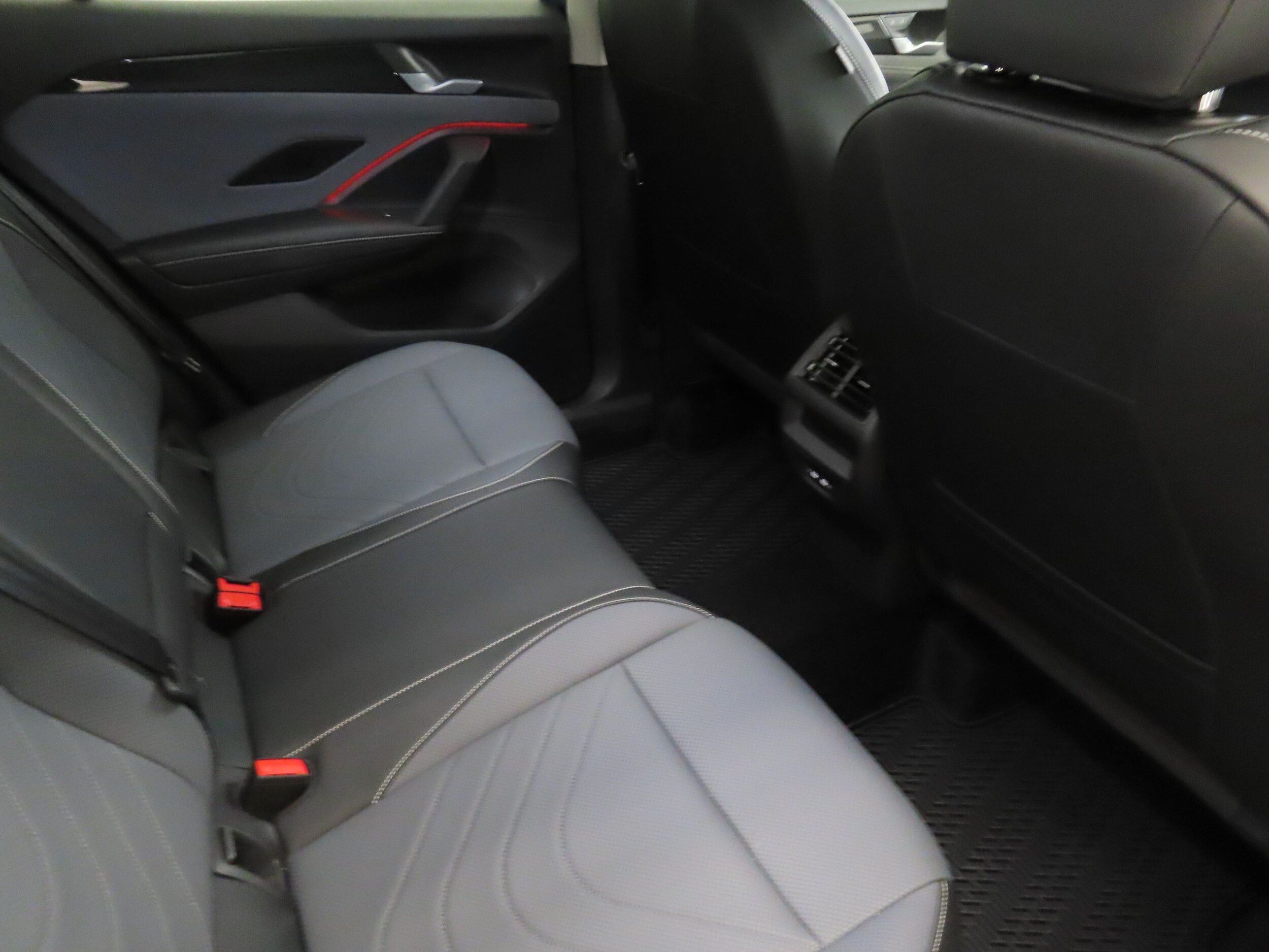 2025 Volkswagen Tiguan SE - Photo 21
