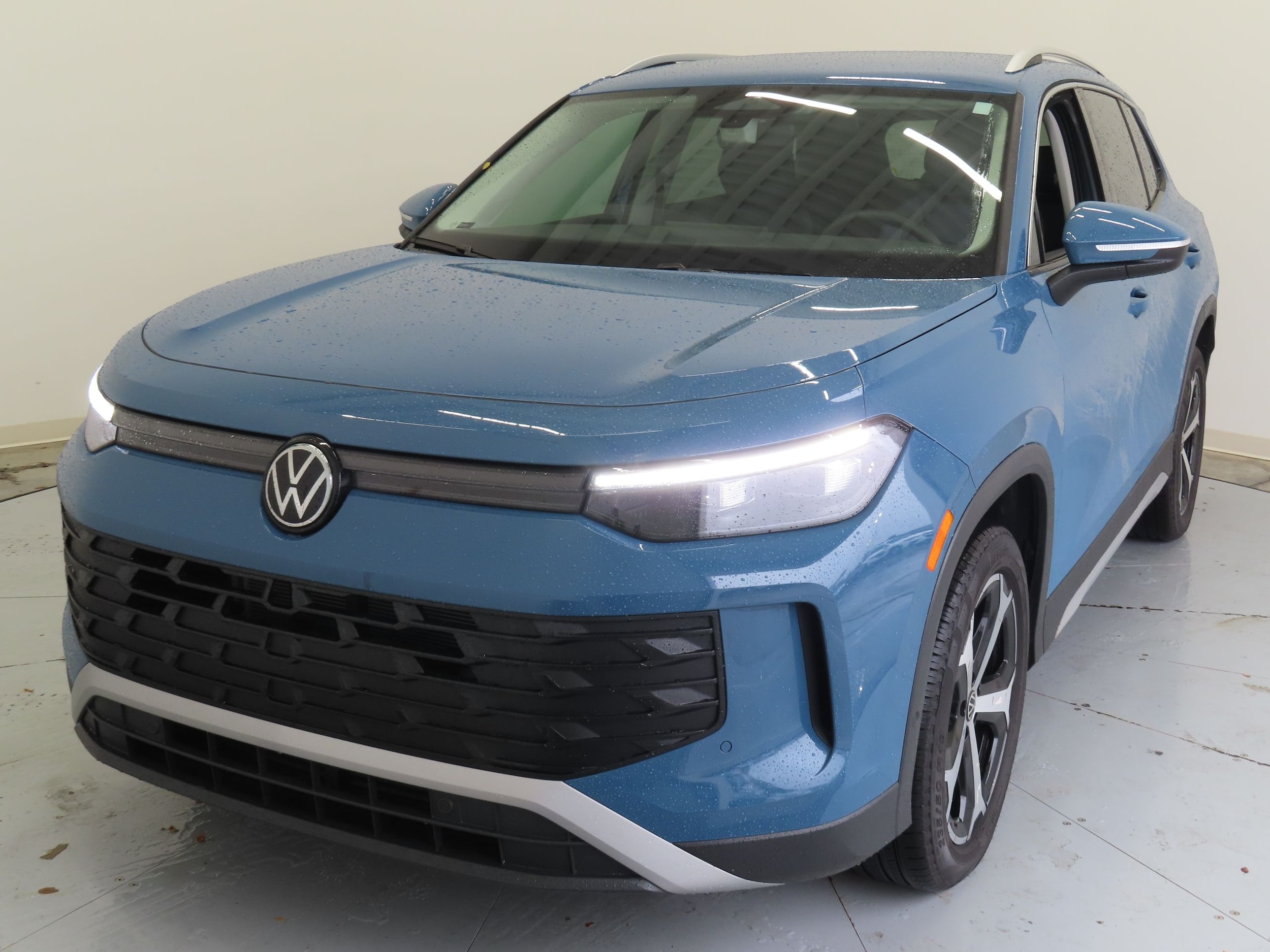 2025 Volkswagen Tiguan SE - Photo 4