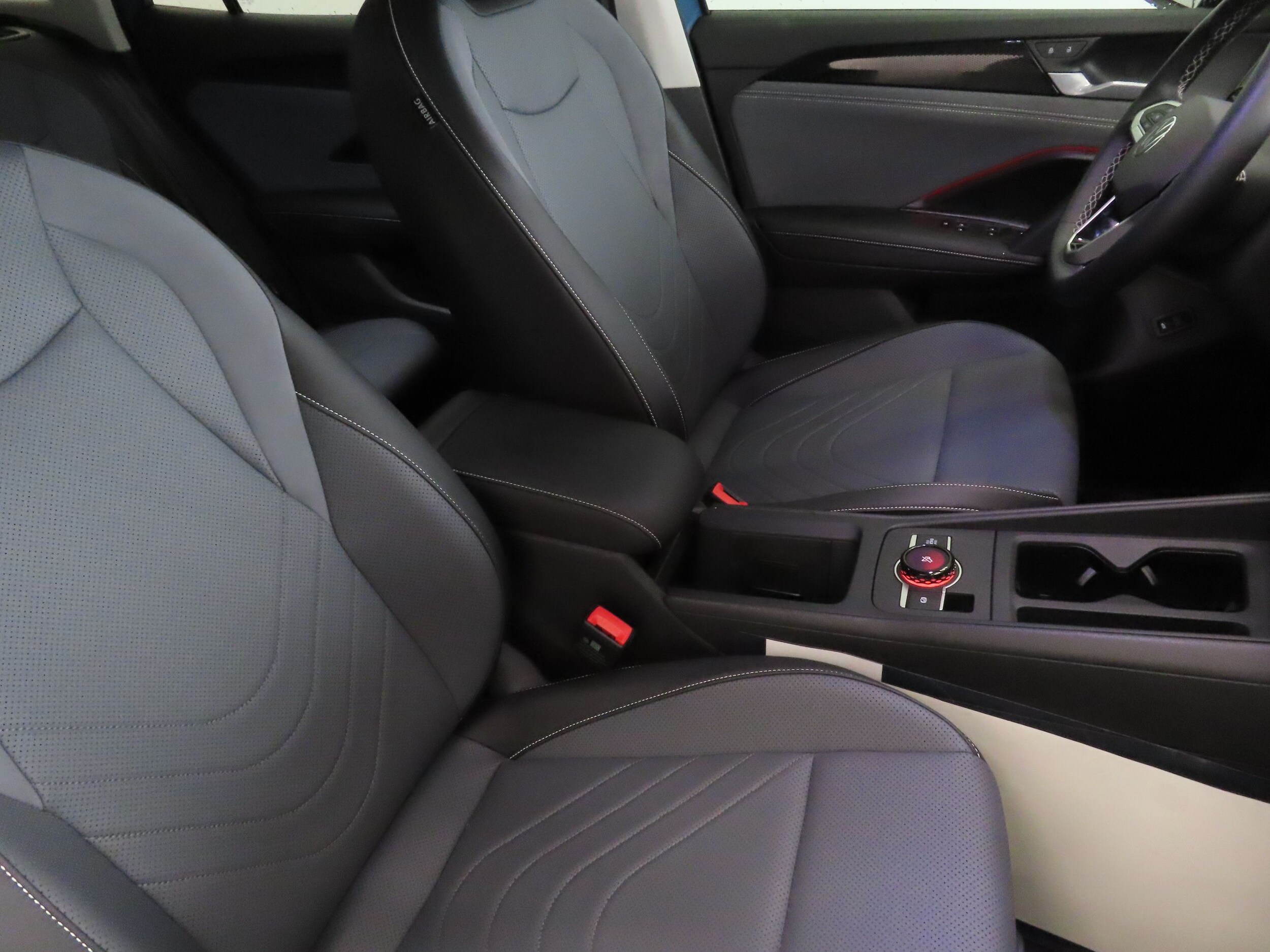 2025 Volkswagen Tiguan SE - Photo 23