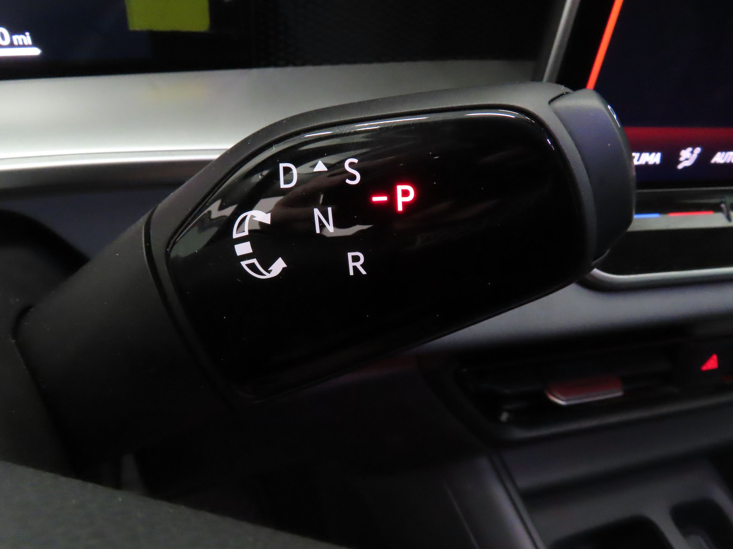2025 Volkswagen Tiguan SE - Photo 13