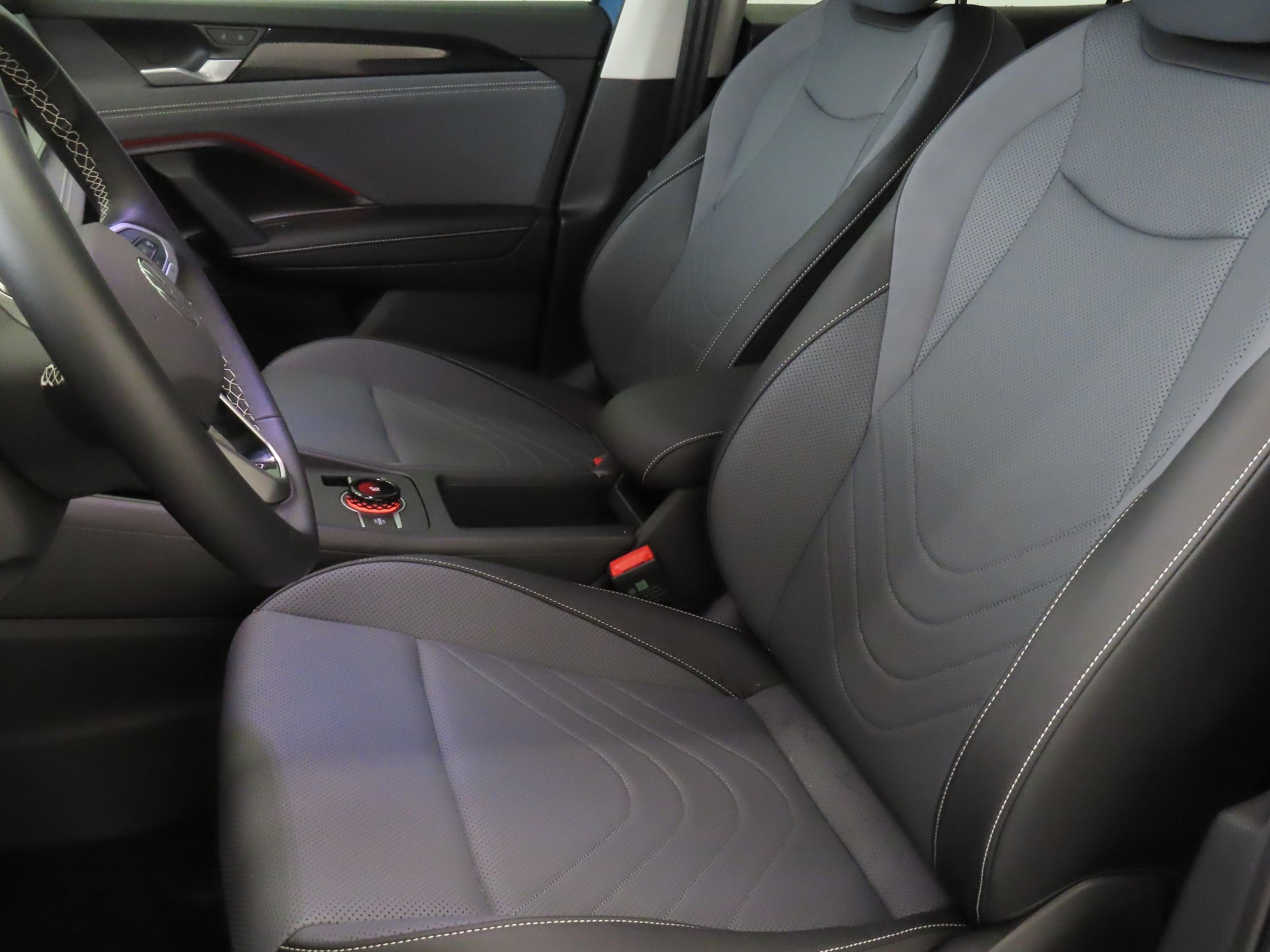 2025 Volkswagen Tiguan SE - Photo 8