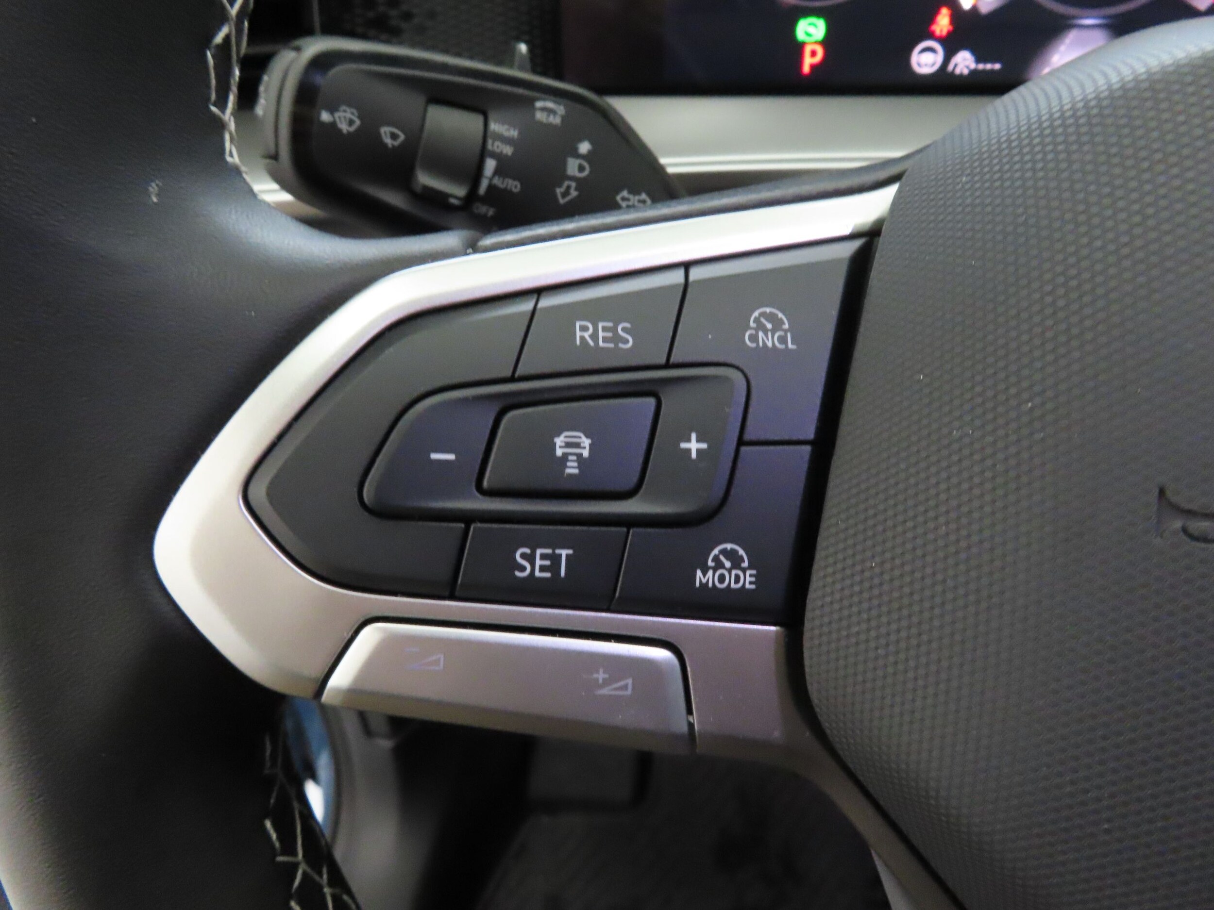 2025 Volkswagen Tiguan SE - Photo 10