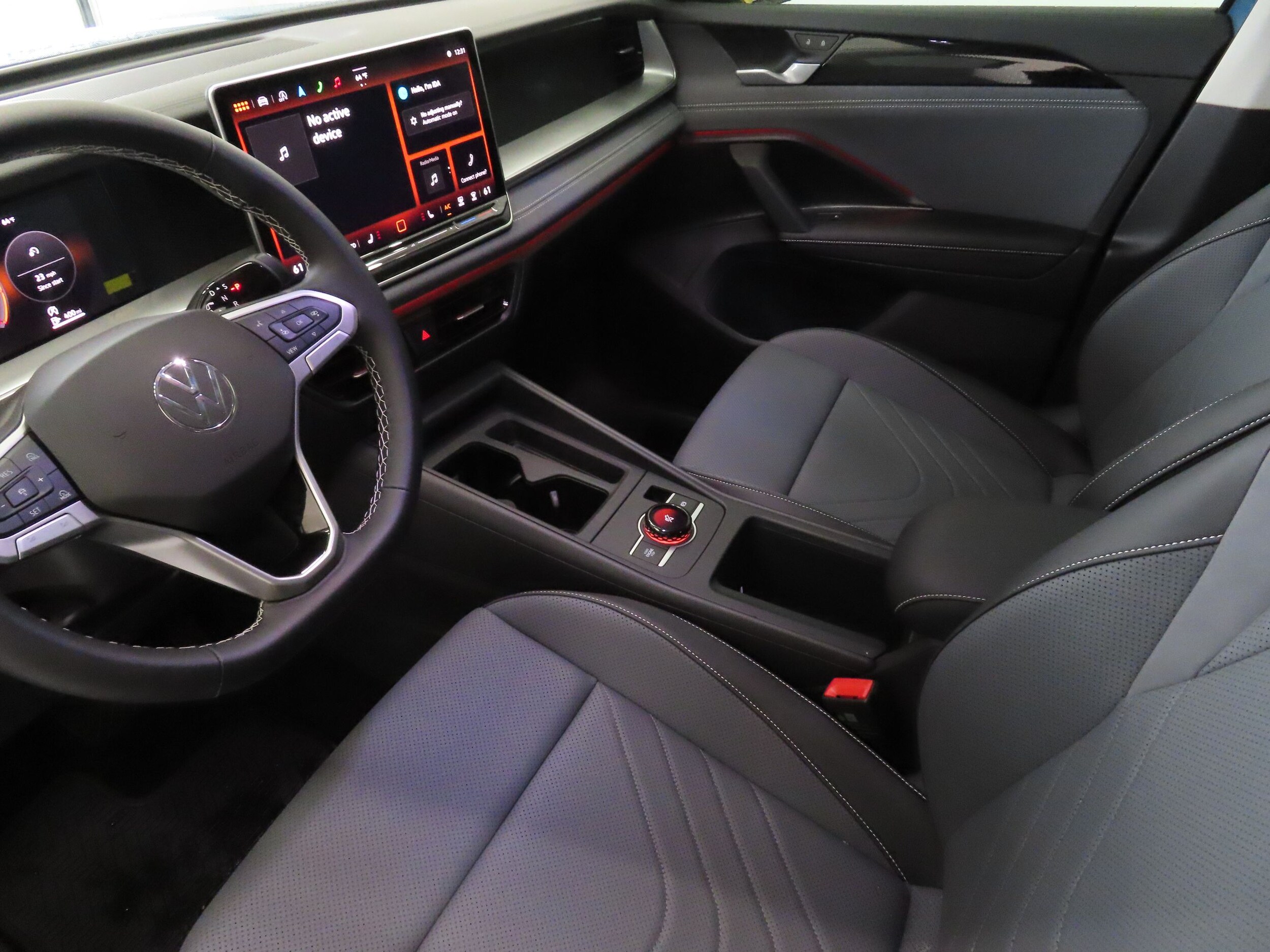 2025 Volkswagen Tiguan SE - Photo 18