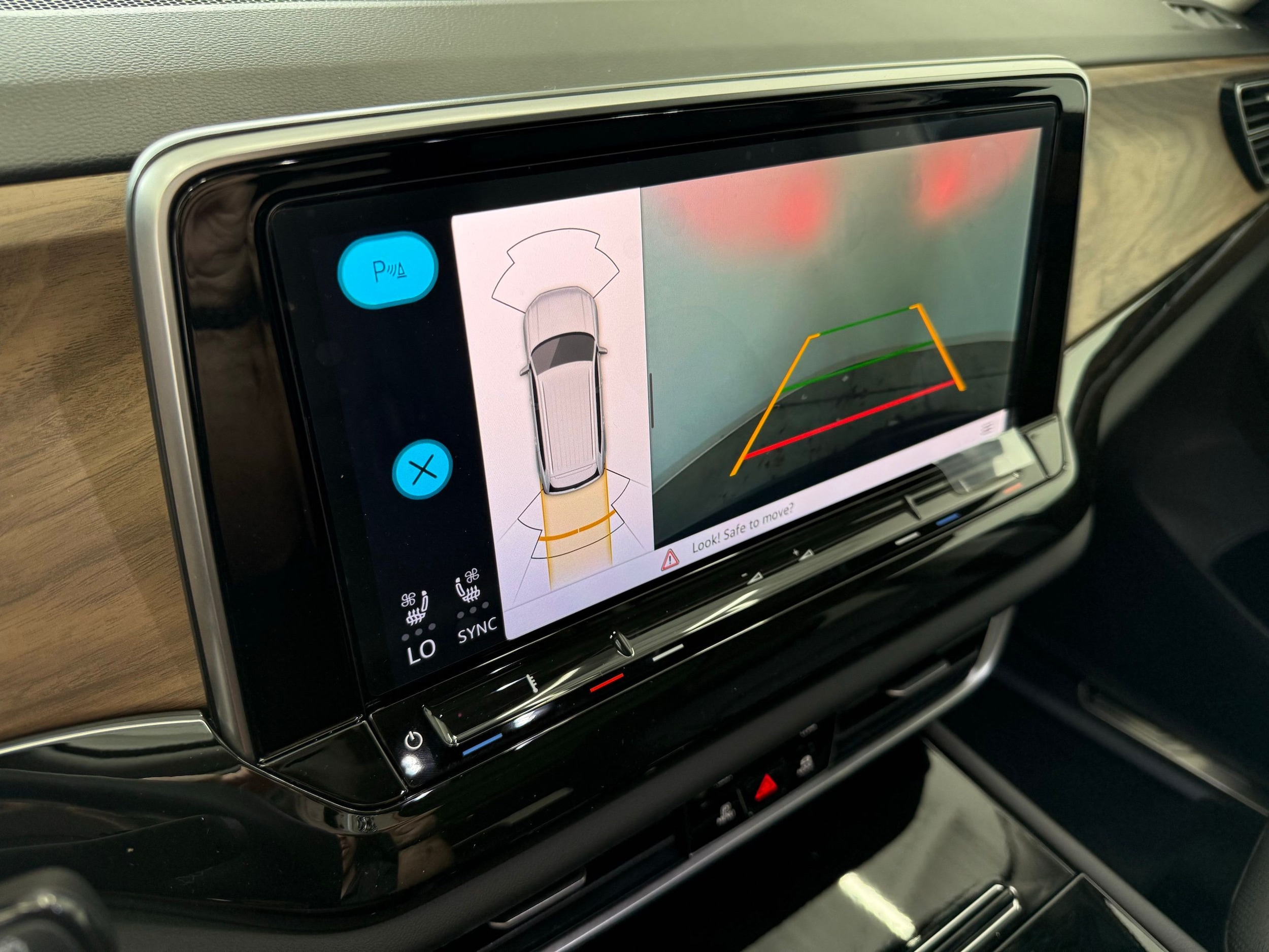2025 Volkswagen Atlas SE w/Tech - Photo 16