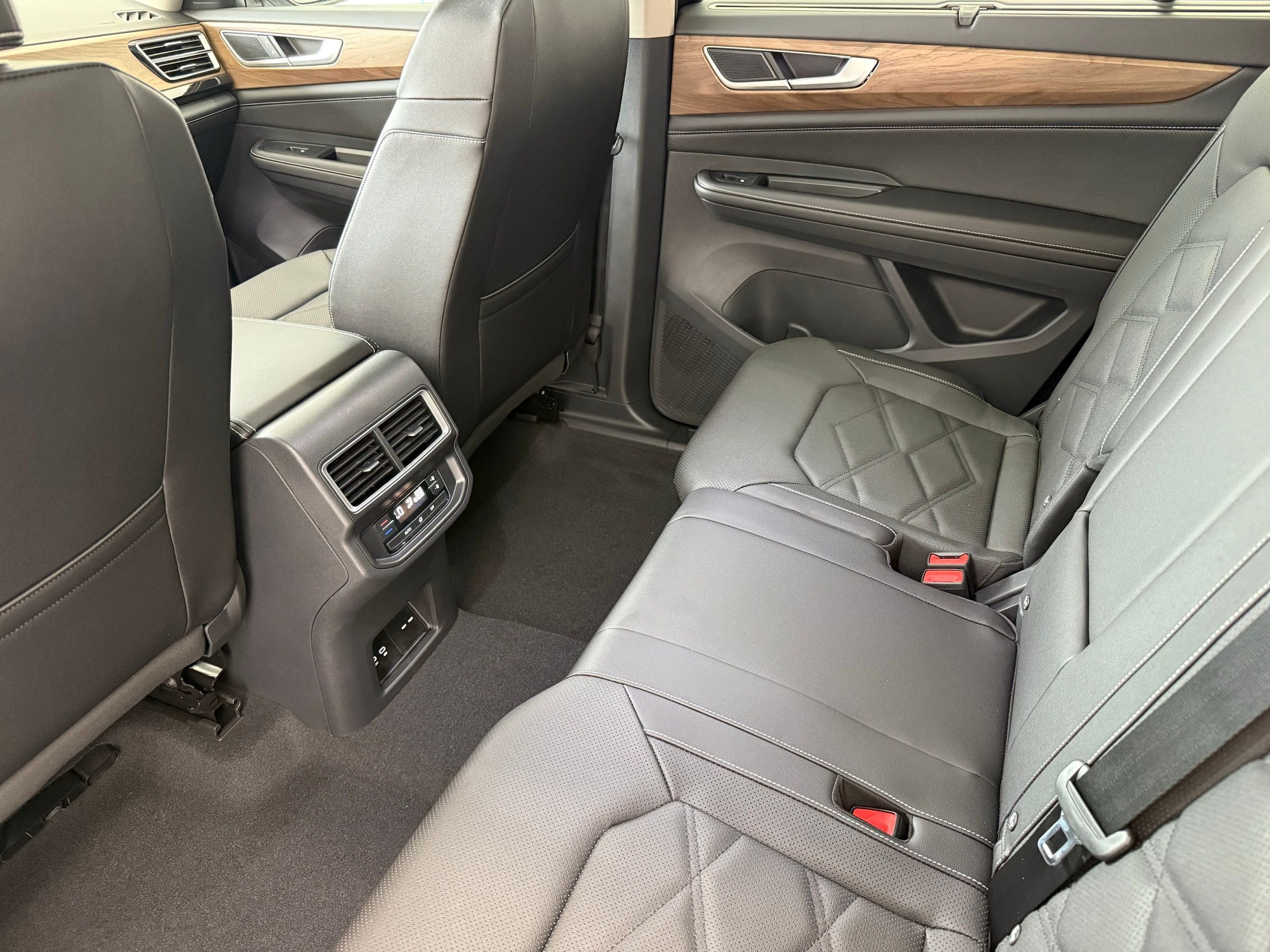 2025 Volkswagen Atlas SE w/Tech - Photo 20