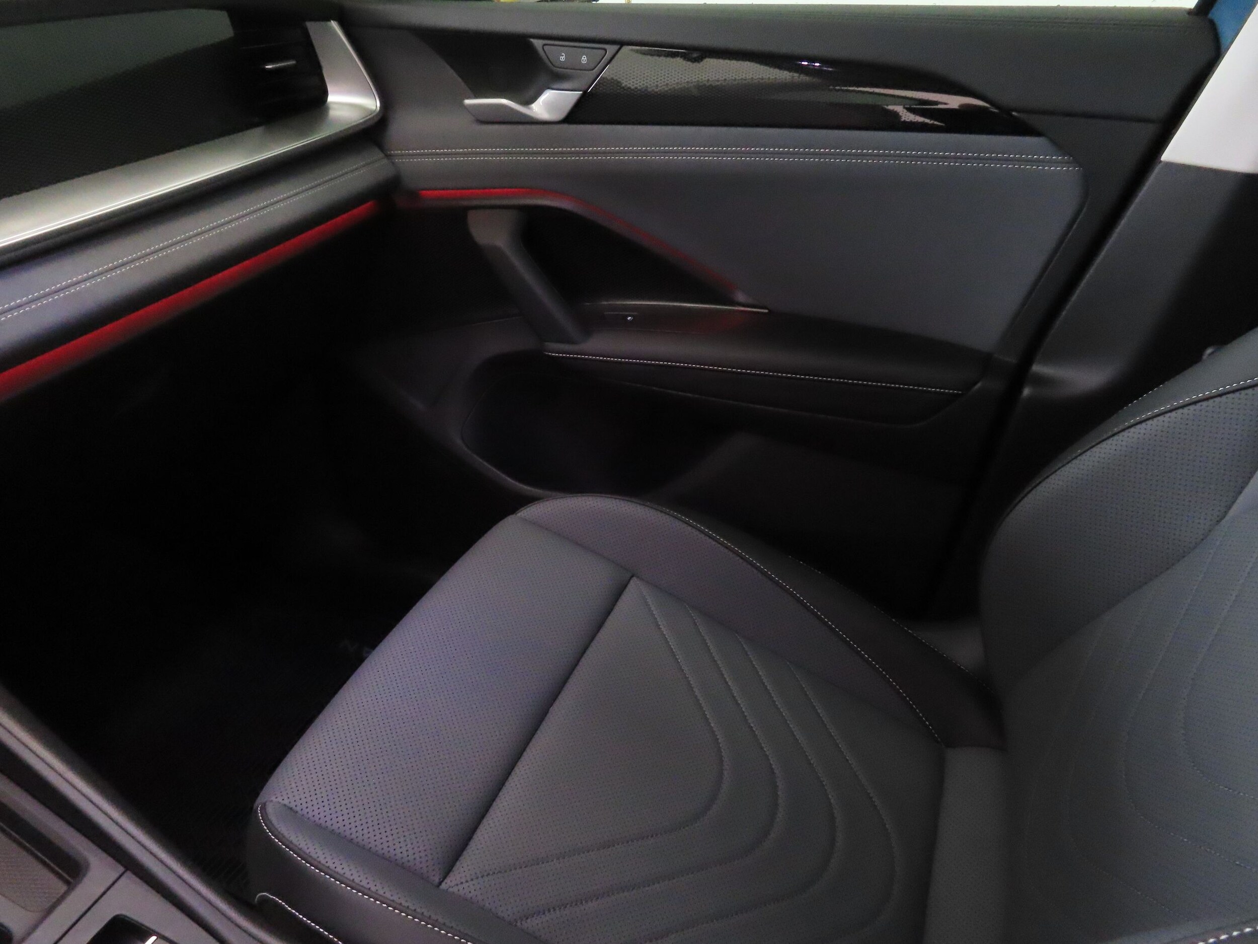 2025 Volkswagen Tiguan SE - Photo 17
