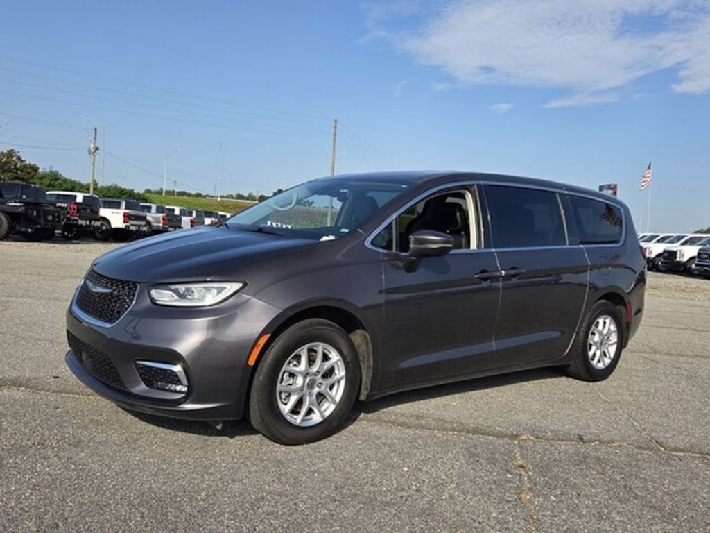 Used 2023 Chrysler Pacifica Touring L Passenger Van