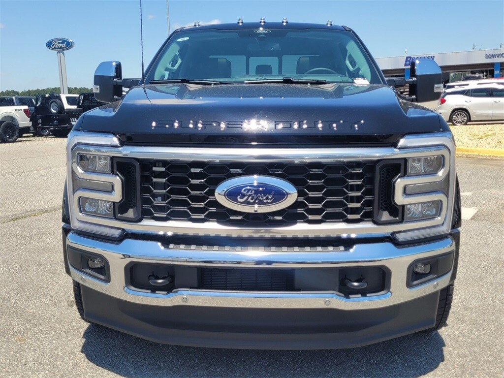 2025 Ford F-450 photo 2