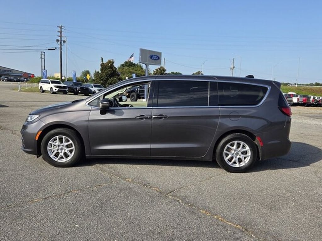 Used 2023 Chrysler Pacifica Touring L Passenger Van