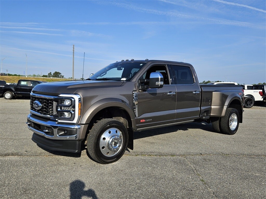 2023 Ford F-450 photo 3