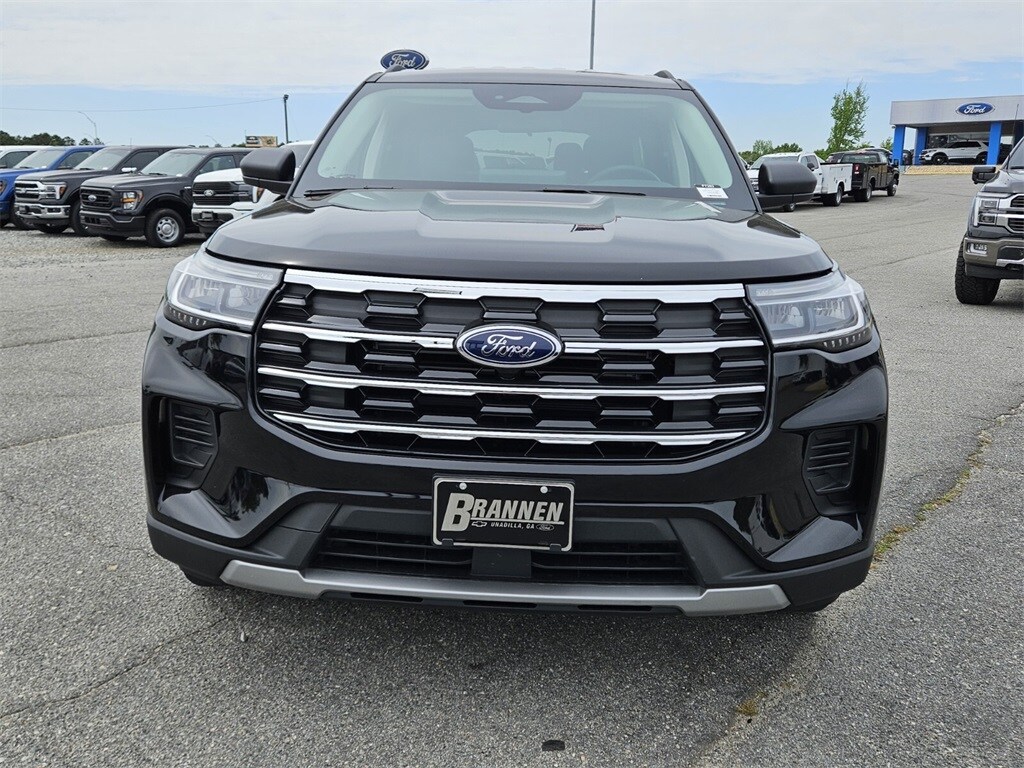 2025 Ford Explorer photo 2
