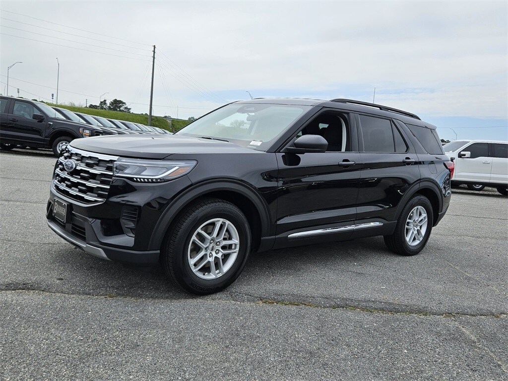 2025 Ford Explorer photo 3