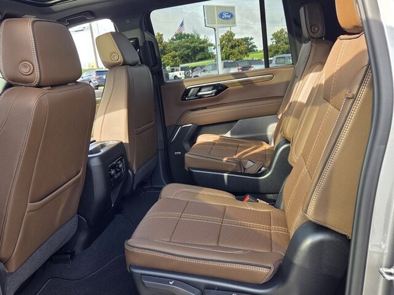 2026 Chevrolet Suburban High Country - Photo 6