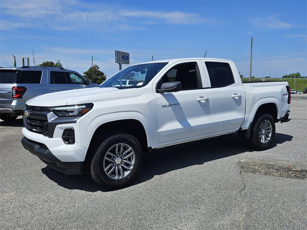 2025 Chevrolet Colorado Work Truck LT photo 3