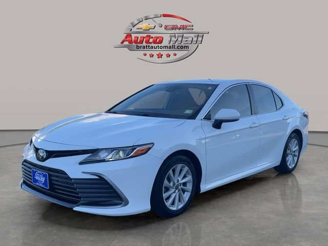 2022 Toyota Camry LE's photo