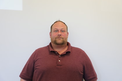 Staff member JOHN from ID_3e402bc1efa3