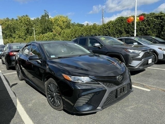 2020 Toyota Camry SE photo 2