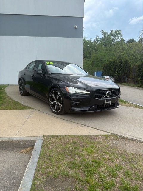 2024 Volvo S60 B5 Plus Dark Theme AWD's photo