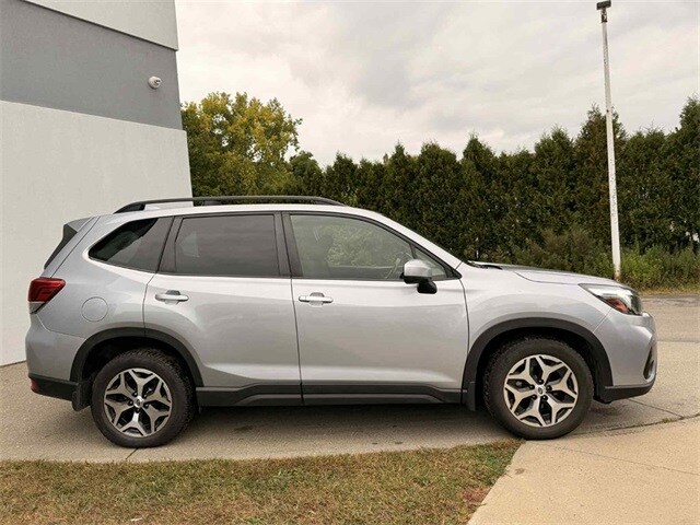 2020 Subaru Forester Premium photo 2