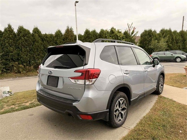 2020 Subaru Forester Premium photo 3