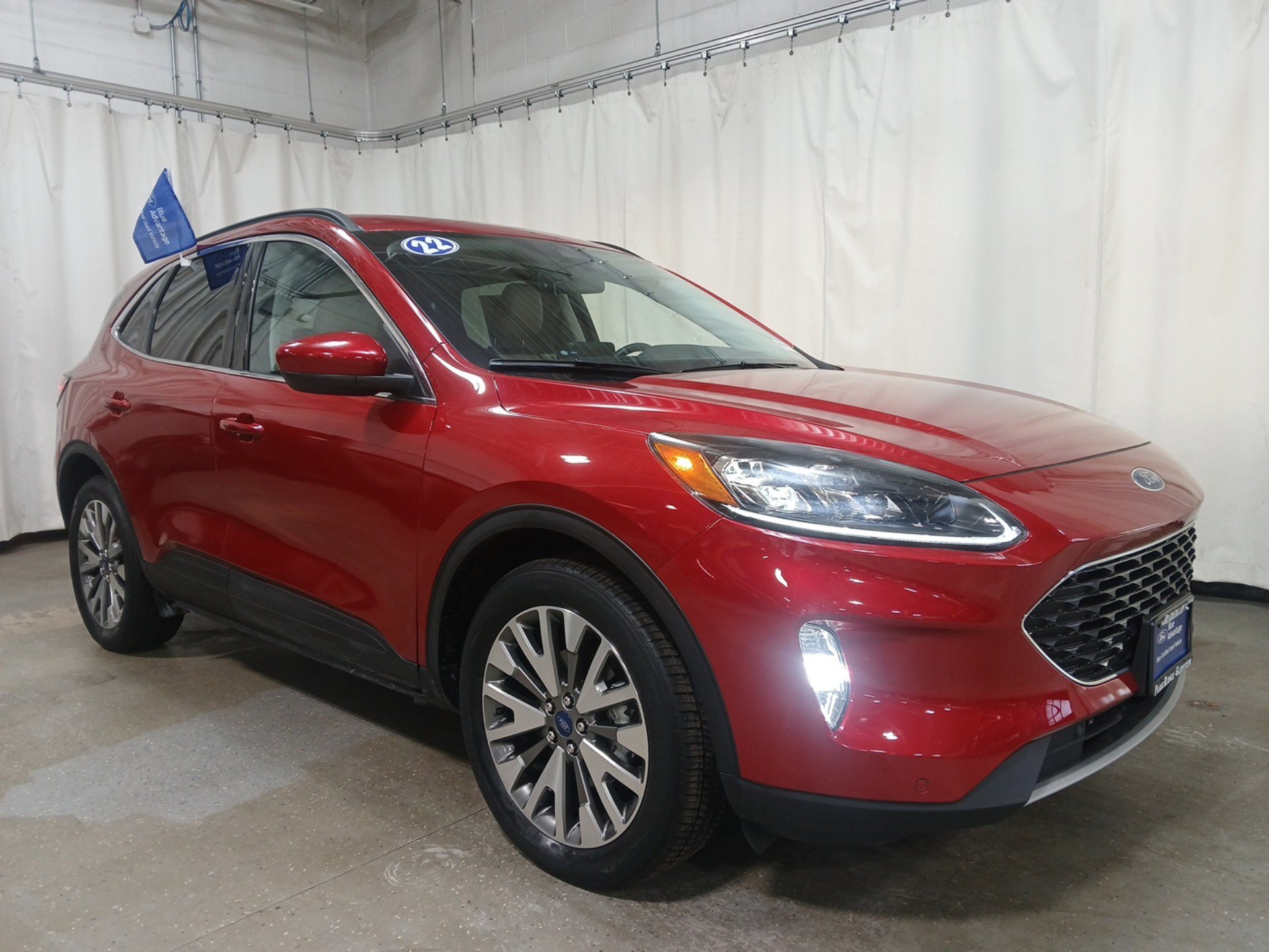 2022 Ford Escape Titanium Hybrid photo 2