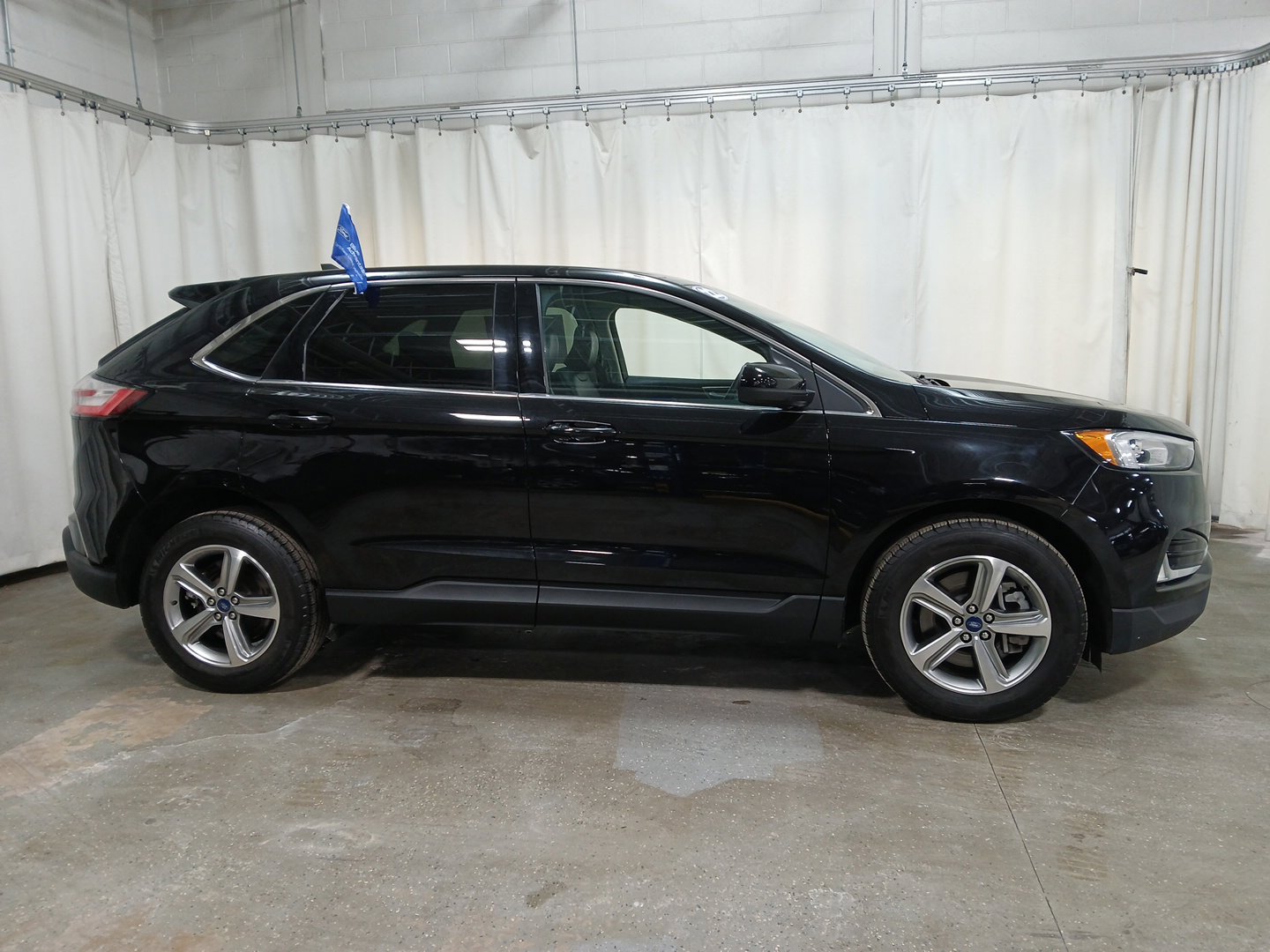 2022 Ford Edge Titanium photo 2